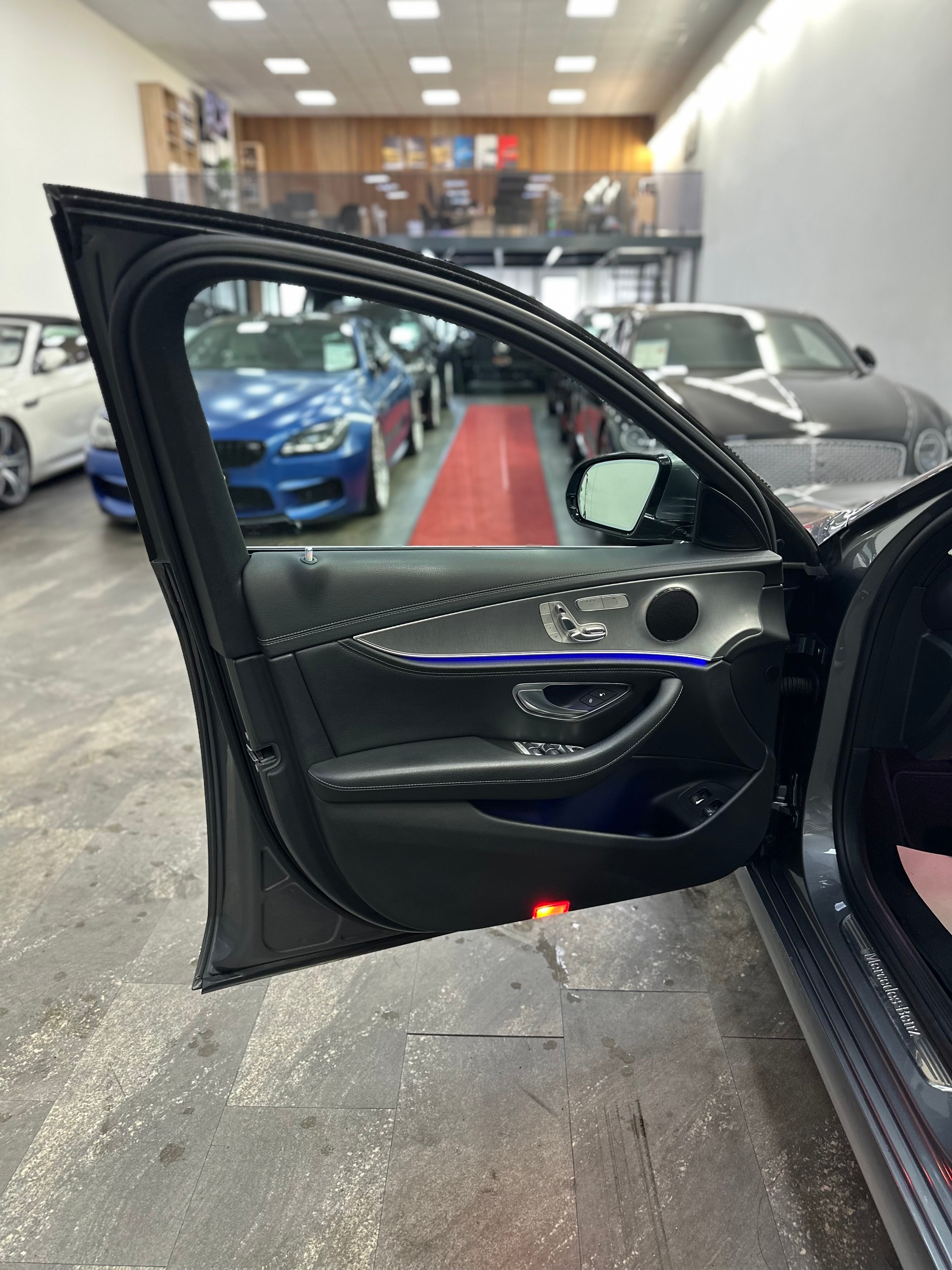 MERCEDES-BENZ E 220 d AMG Line 9G-Tronic-image-15