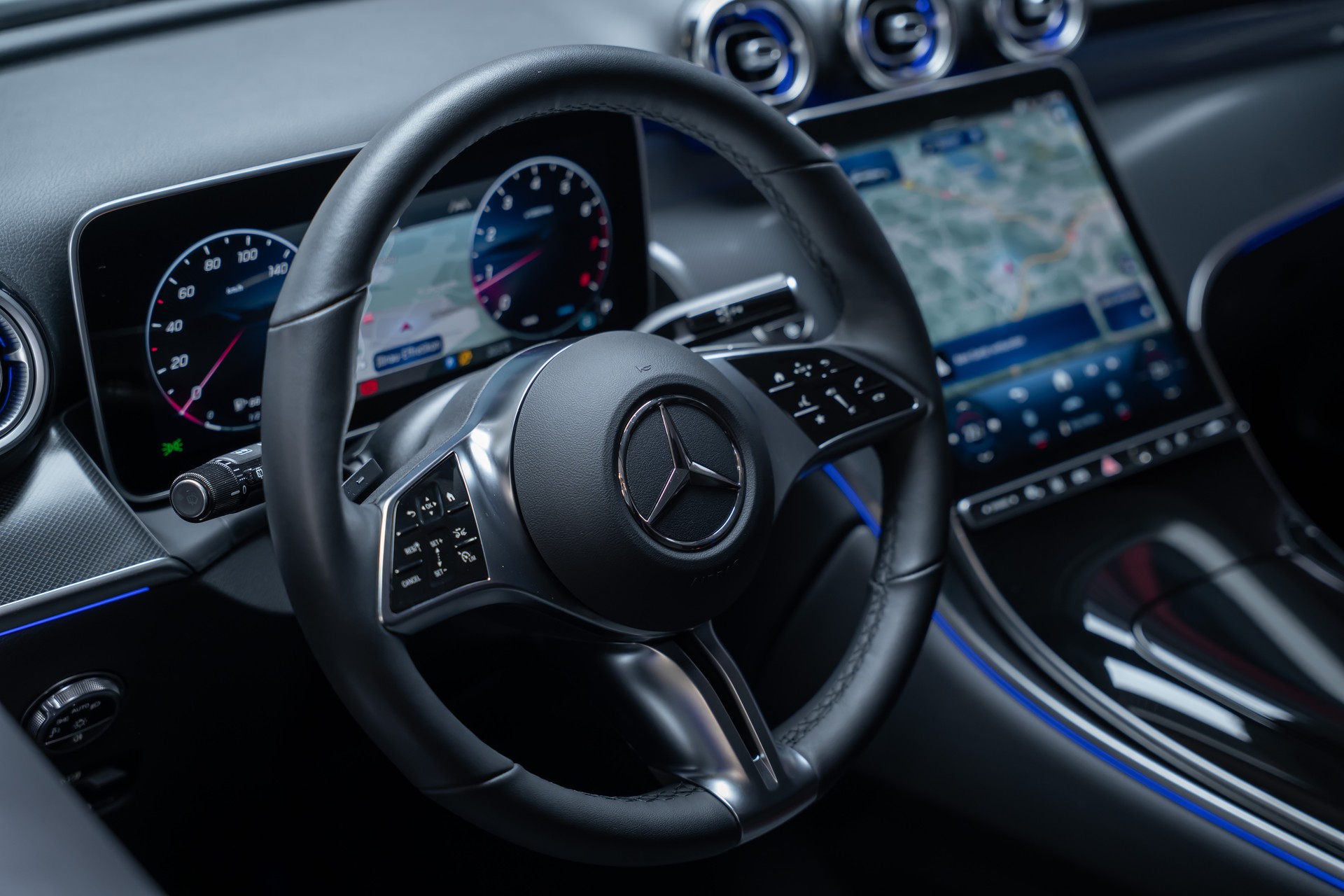 MERCEDES-BENZ GLC 200 Avantgarde 4matic / Rückfahrkamera / el.Sitze / Ambientebeleuchtung-image-12