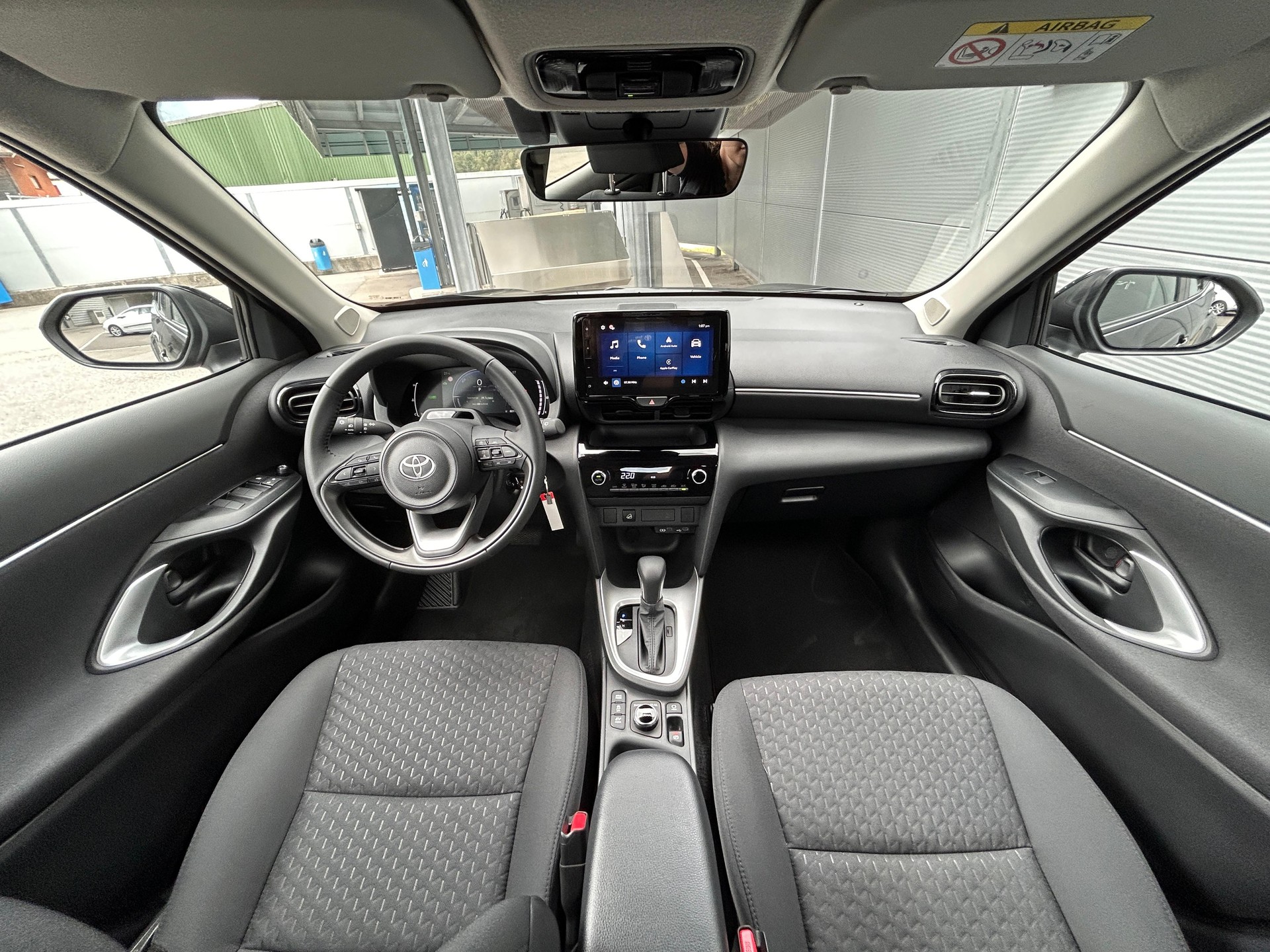 TOYOTA Yaris Cross 1.5 VVT-i HSD Comfort AWD-i-image-5