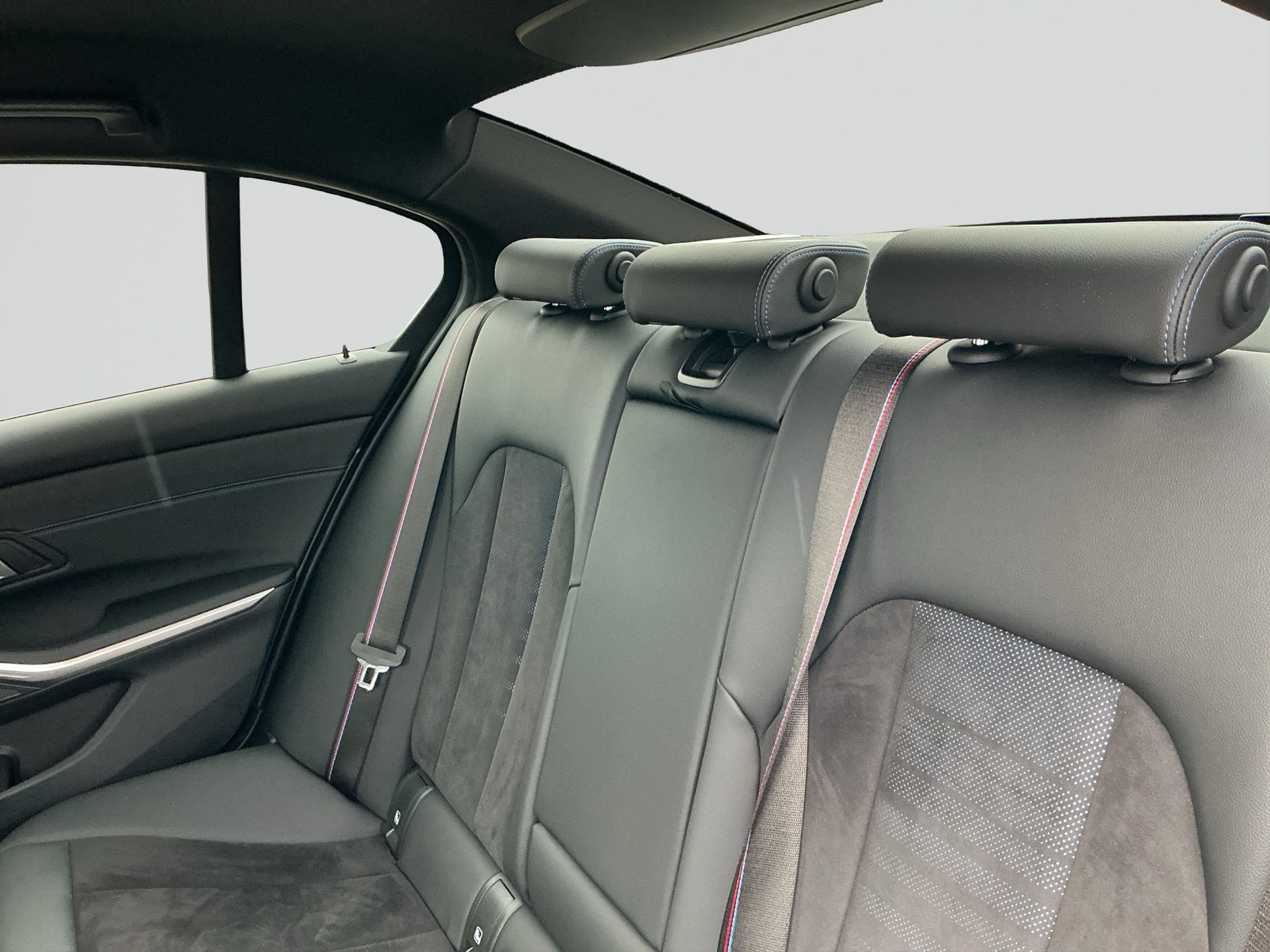 BMW 320 i Limousine M Sport Shadow Line-image-13