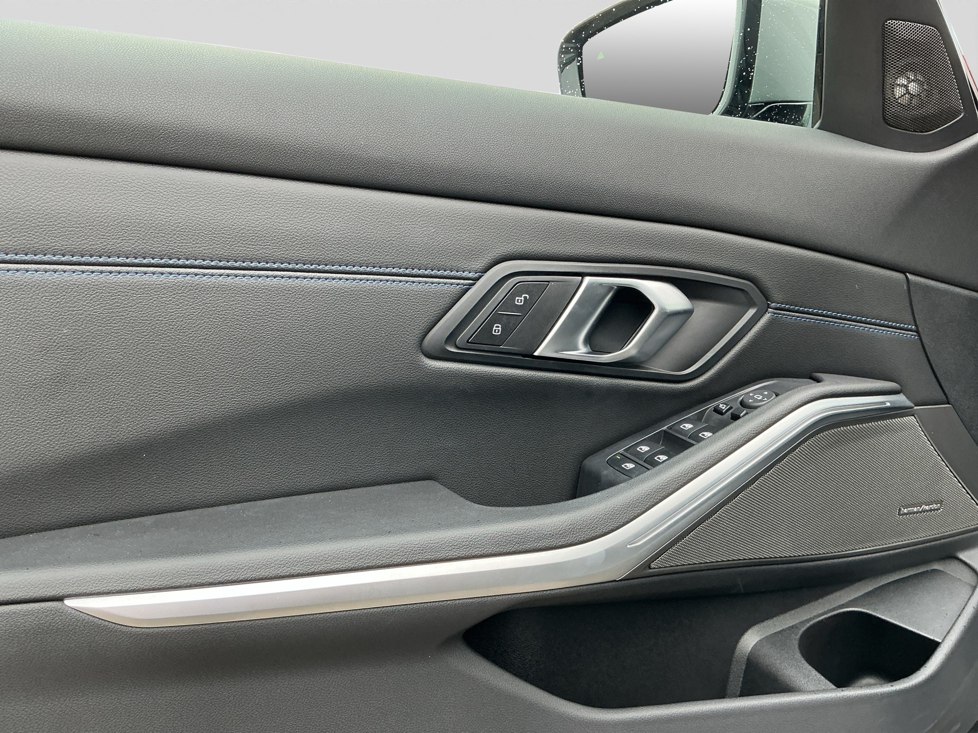 BMW 320 i Limousine M Sport Shadow Line-image-8
