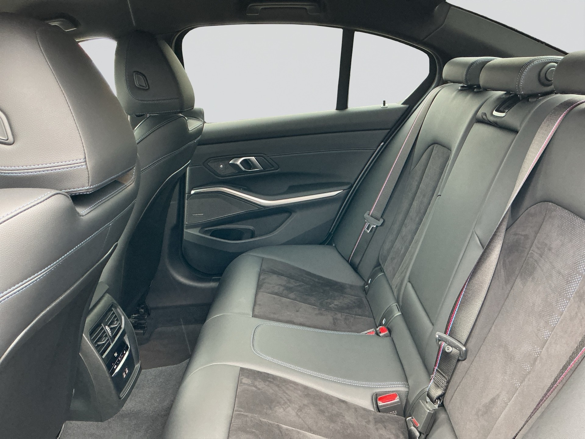 BMW 320 i Limousine M Sport Shadow Line-image-12