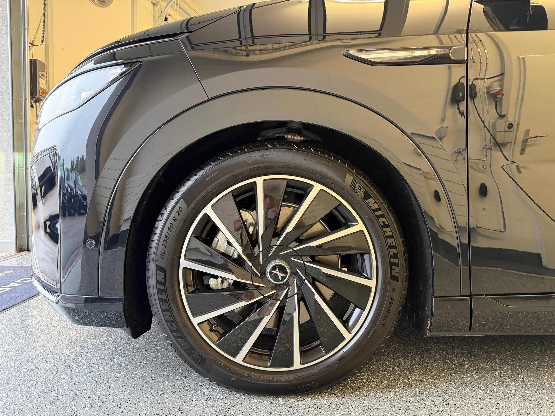 XPENG X9 Performance AWD Midnight Black / AHK / CH Typengenehmigung IVI / an Lager-image-5