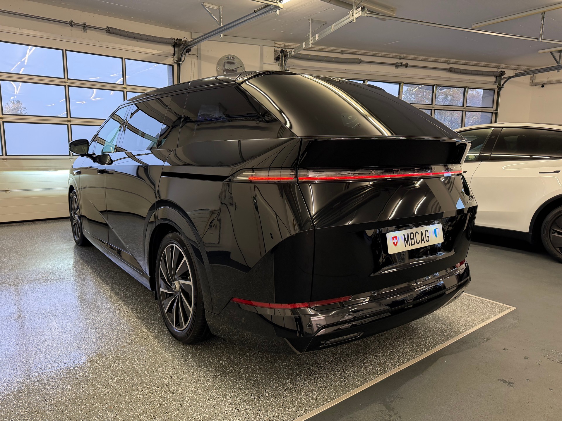 XPENG X9 Performance AWD Midnight Black / AHK / CH Typengenehmigung IVI / an Lager-image-6