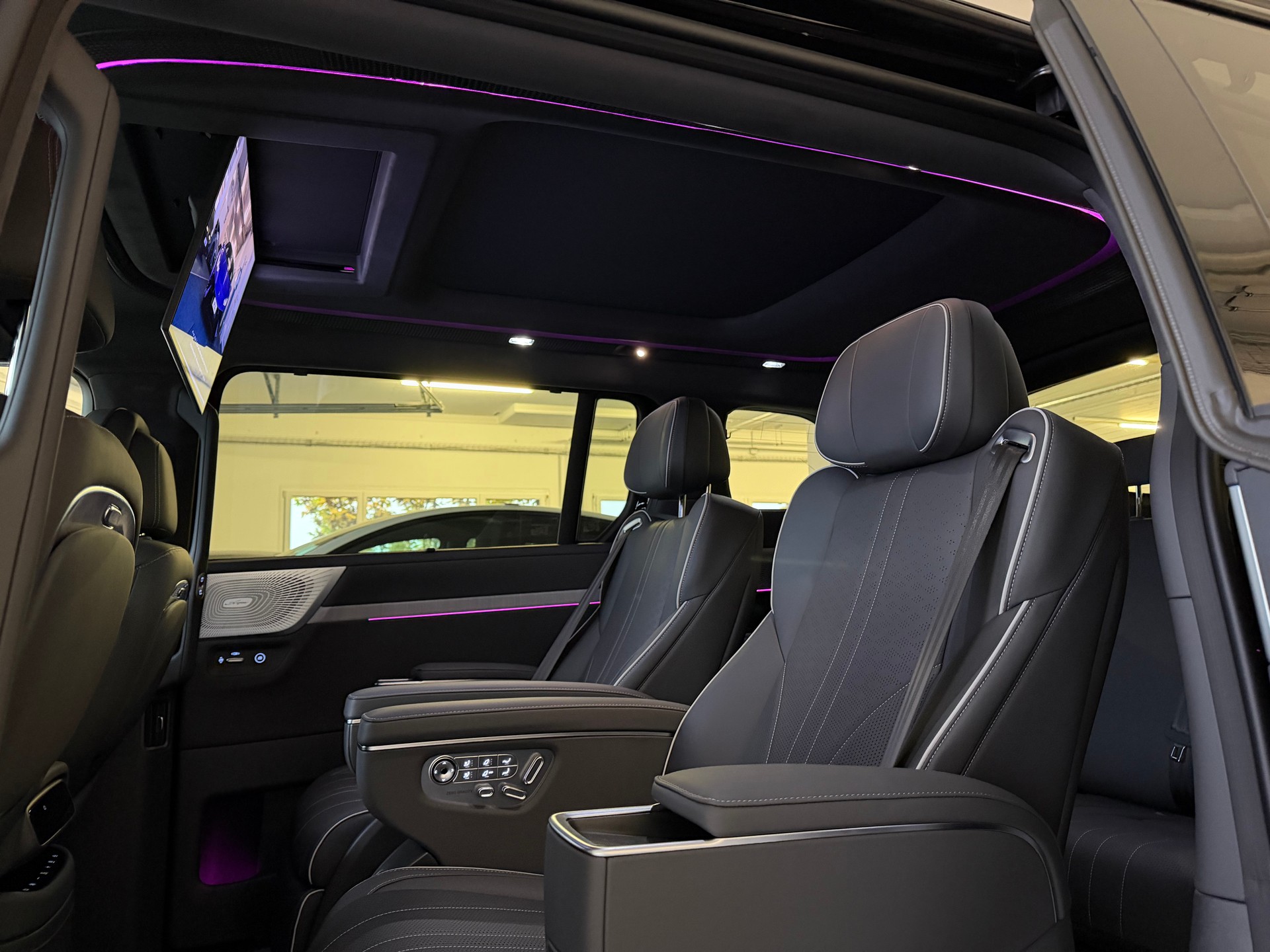 XPENG X9 Performance AWD Midnight Black / AHK / CH Typengenehmigung IVI / an Lager-image-31