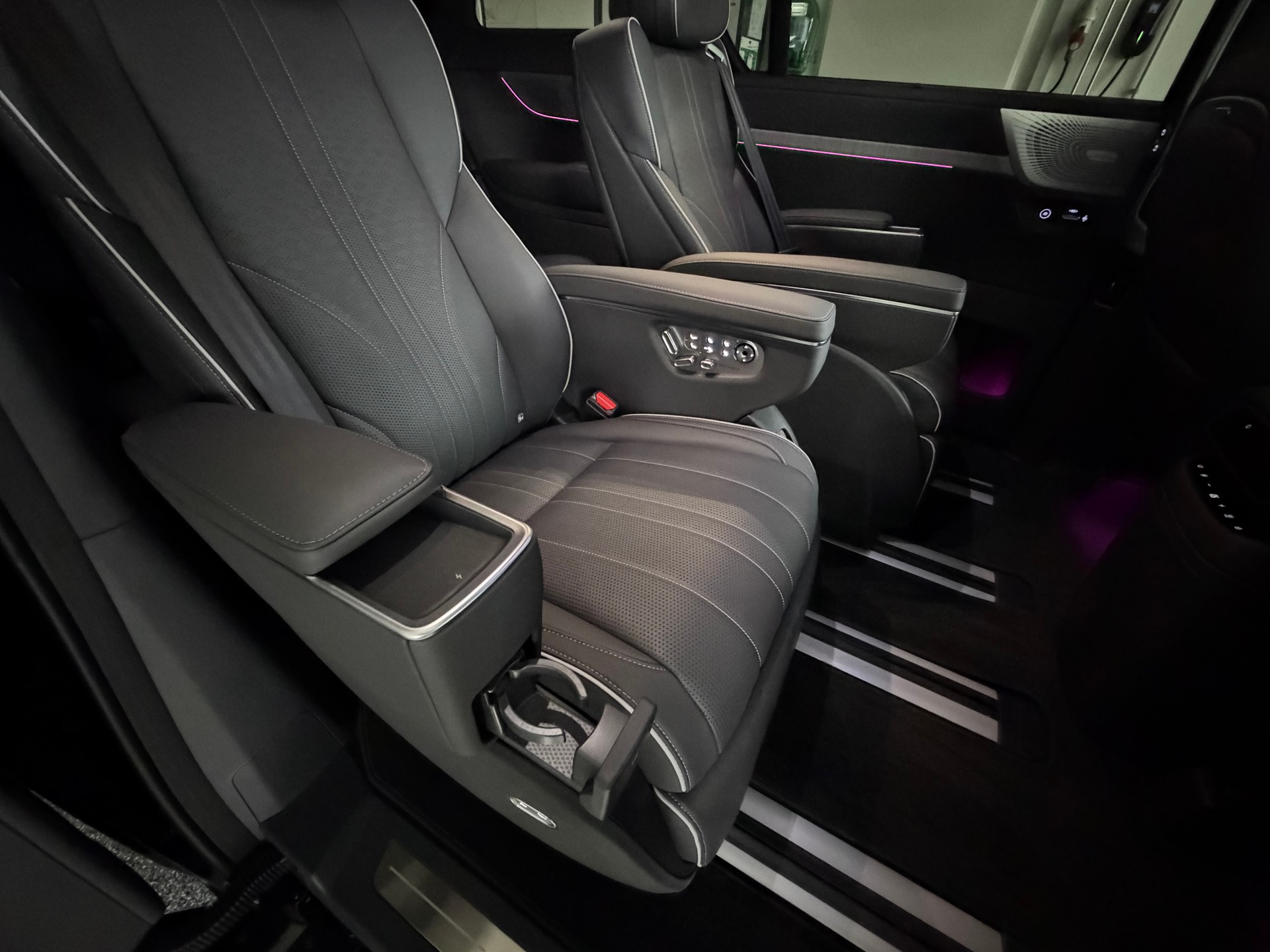 XPENG X9 Performance AWD Midnight Black / AHK / CH Typengenehmigung IVI / an Lager-image-39