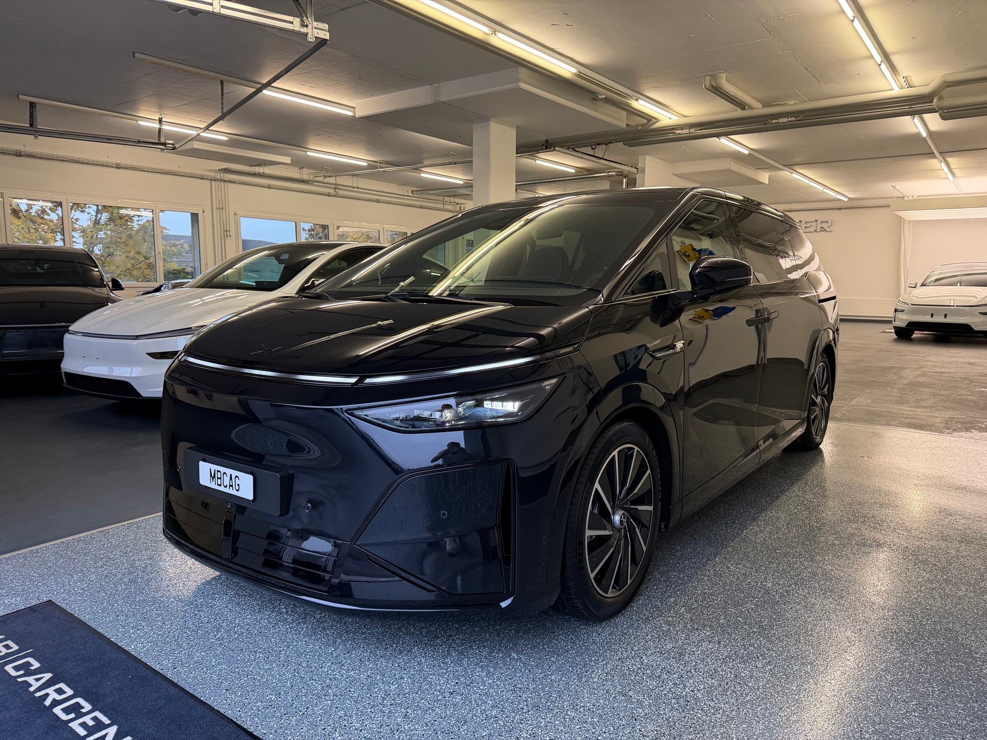 XPENG X9 Performance AWD Midnight Black / AHK / CH Typengenehmigung IVI / an Lager