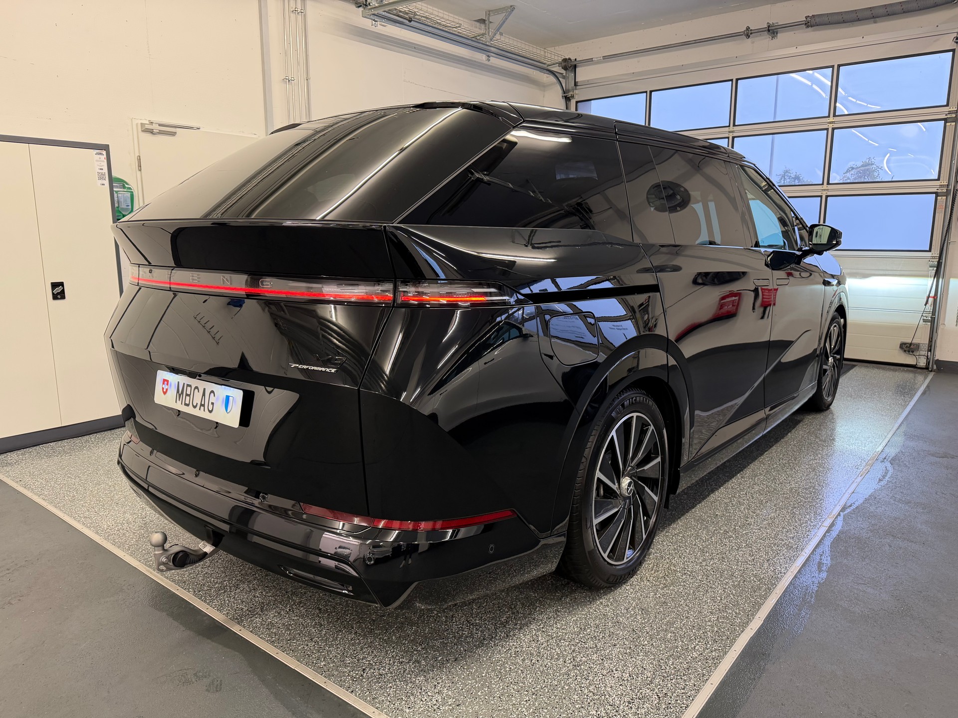 XPENG X9 Performance AWD Midnight Black / AHK / CH Typengenehmigung IVI / an Lager-image-12