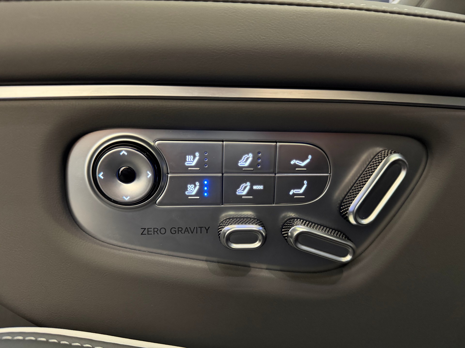 XPENG X9 Performance AWD Midnight Black / AHK / CH Typengenehmigung IVI / an Lager-image-25