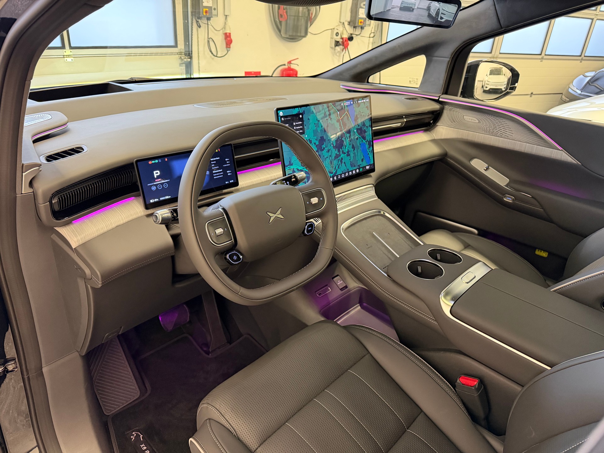 XPENG X9 Performance AWD Midnight Black / AHK / CH Typengenehmigung IVI / an Lager-image-16