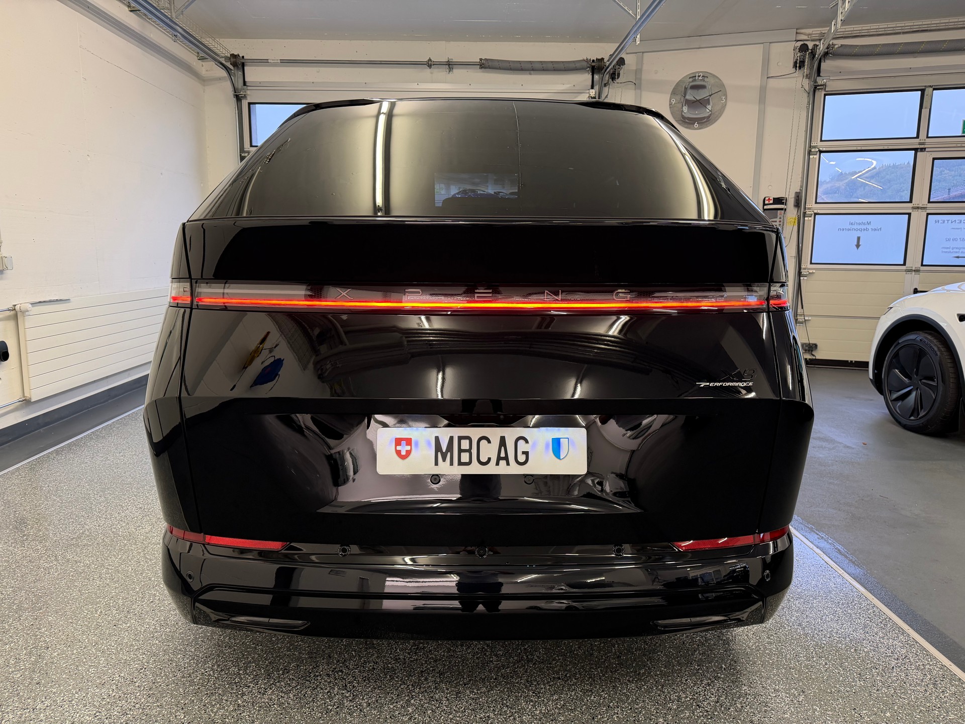 XPENG X9 Performance AWD Midnight Black / AHK / CH Typengenehmigung IVI / an Lager-image-7