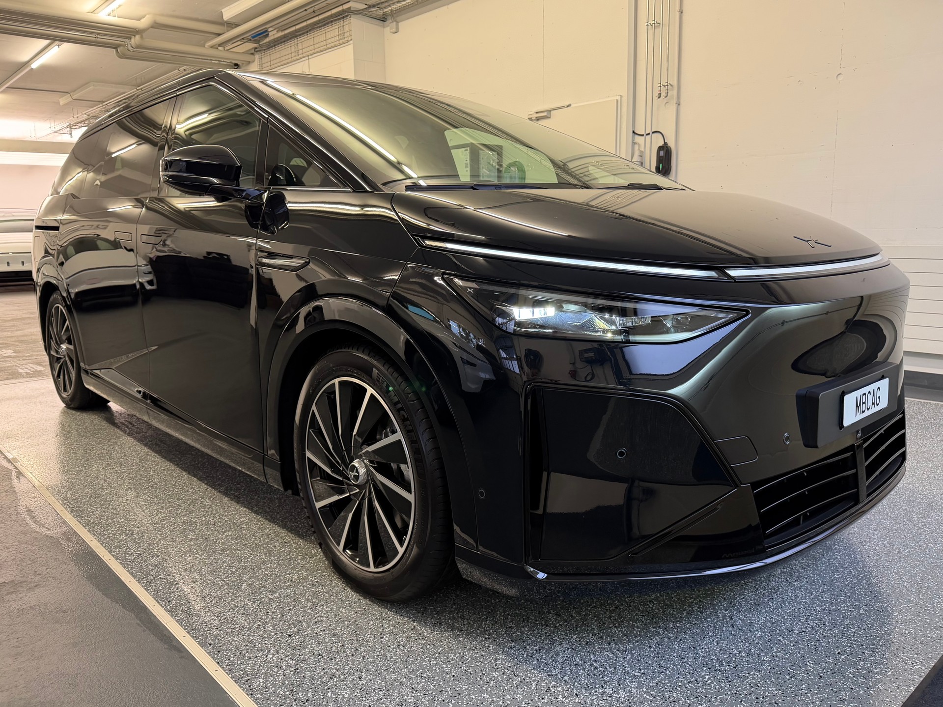 XPENG X9 Performance AWD Midnight Black / AHK / CH Typengenehmigung IVI / an Lager-image-15
