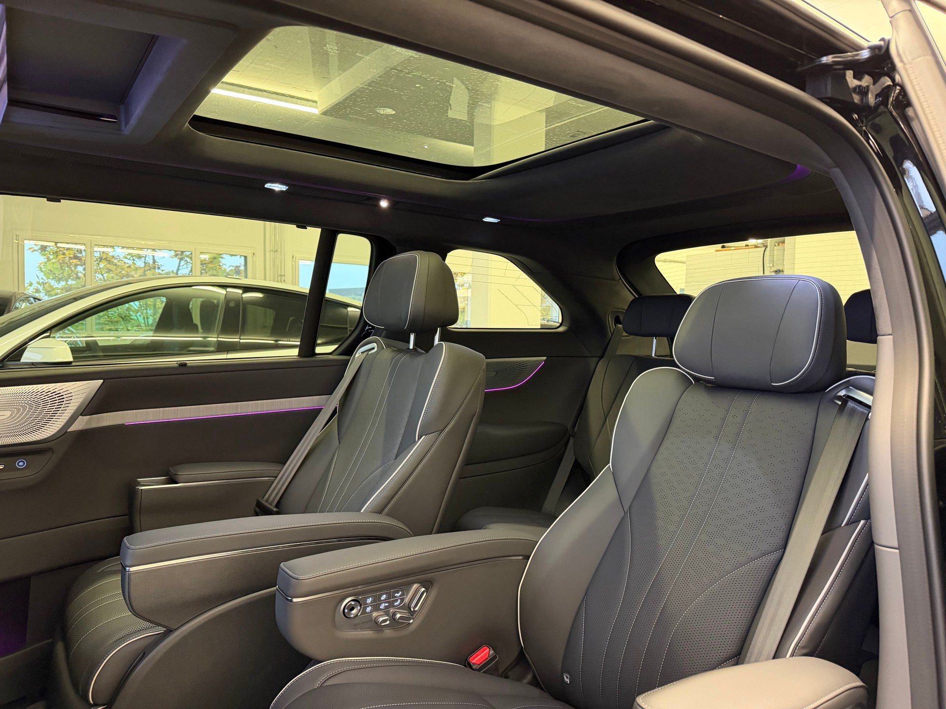 XPENG X9 Performance AWD Midnight Black / AHK / CH Typengenehmigung IVI / an Lager-image-22