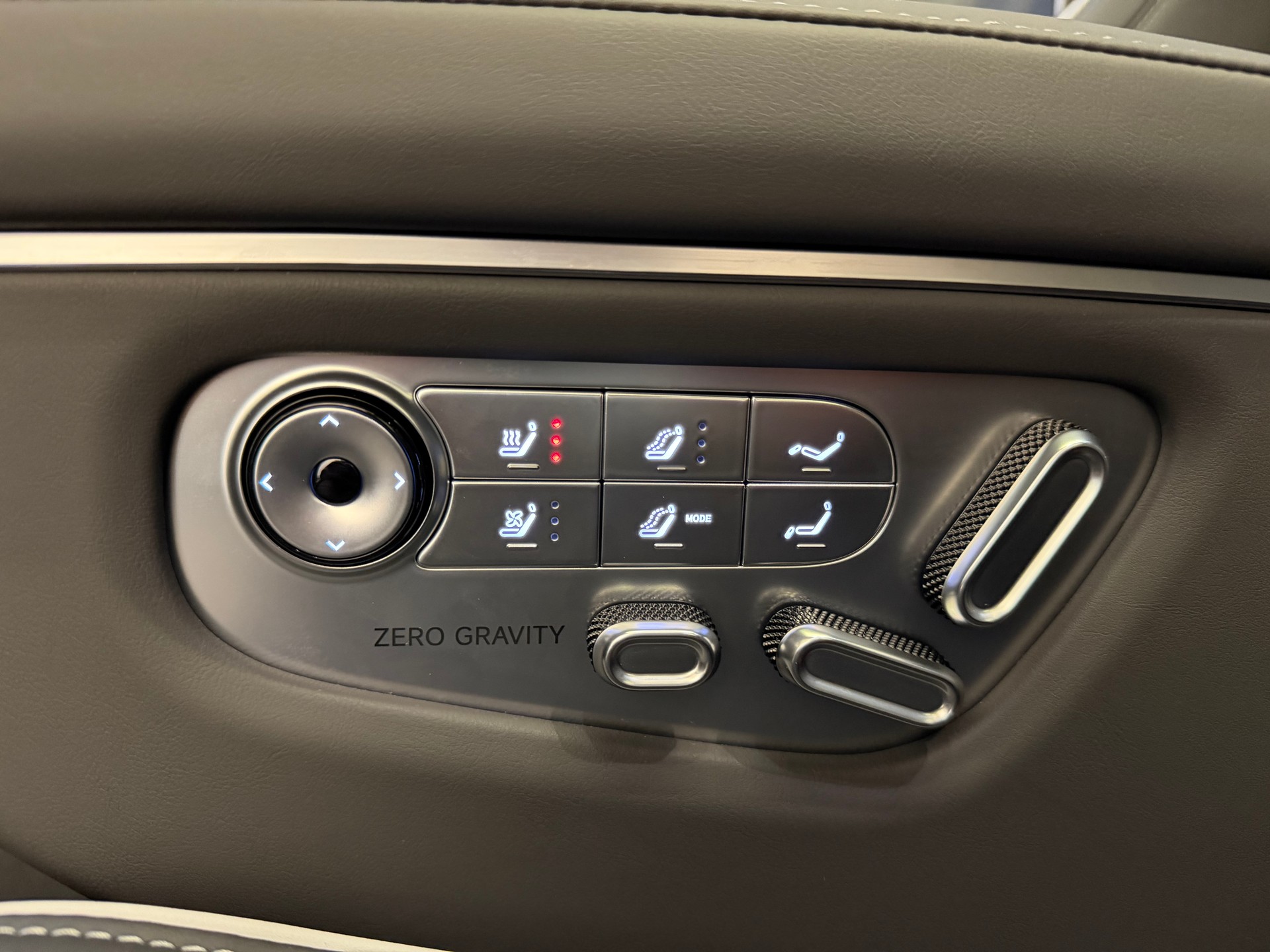 XPENG X9 Performance AWD Midnight Black / AHK / CH Typengenehmigung IVI / an Lager-image-24