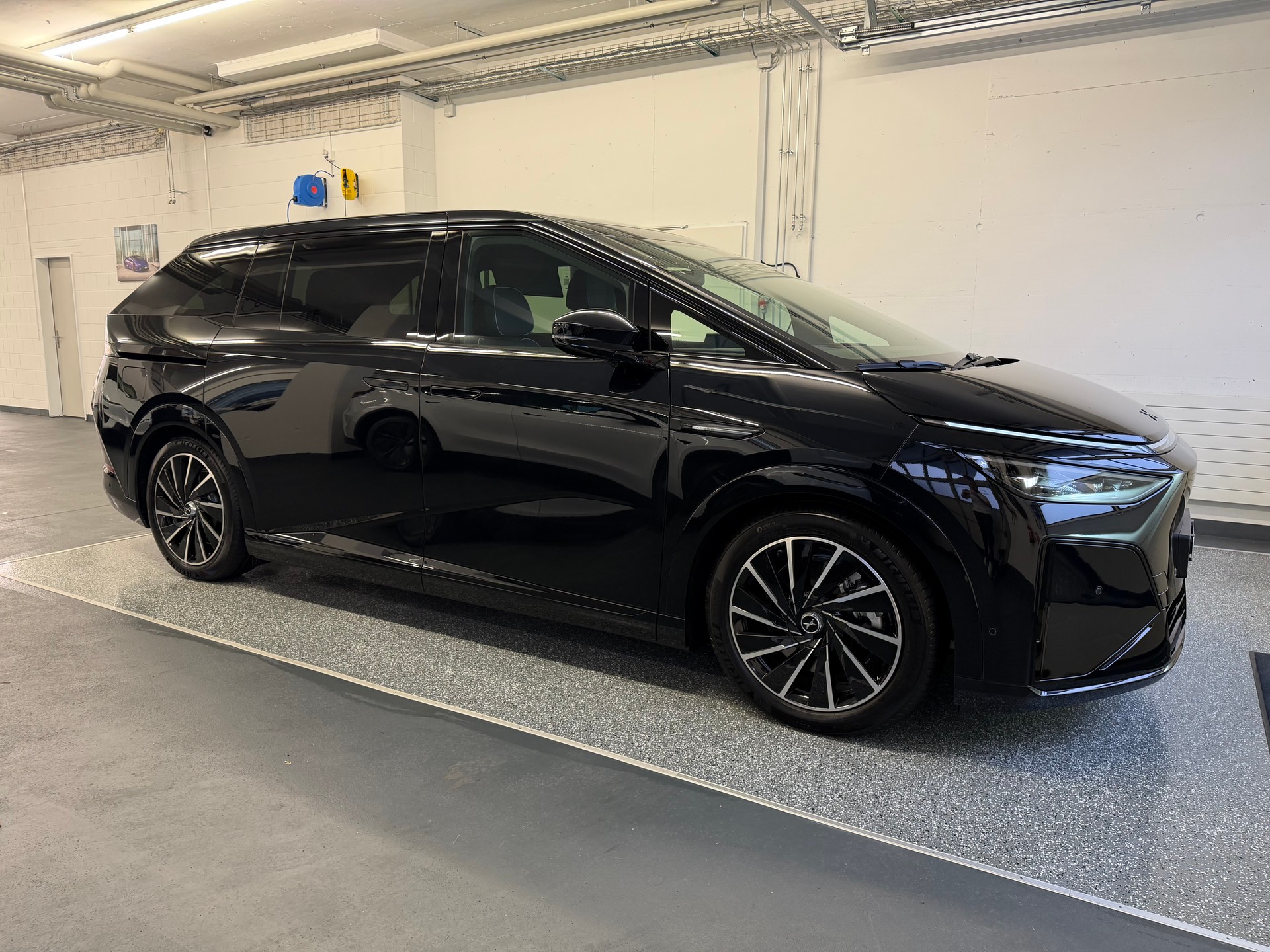 XPENG X9 Performance AWD Midnight Black / AHK / CH Typengenehmigung IVI / an Lager-image-14