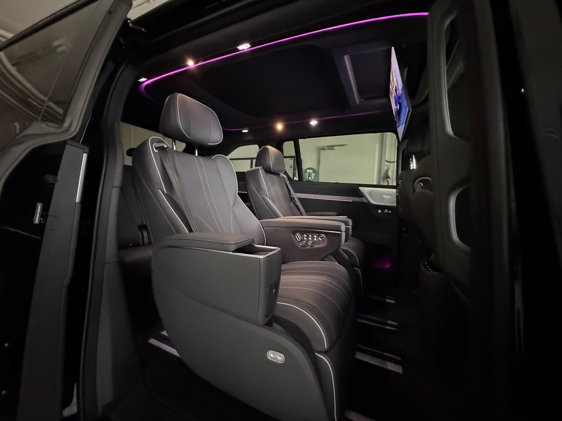 XPENG X9 Performance AWD Midnight Black / AHK / CH Typengenehmigung IVI / an Lager-image-36