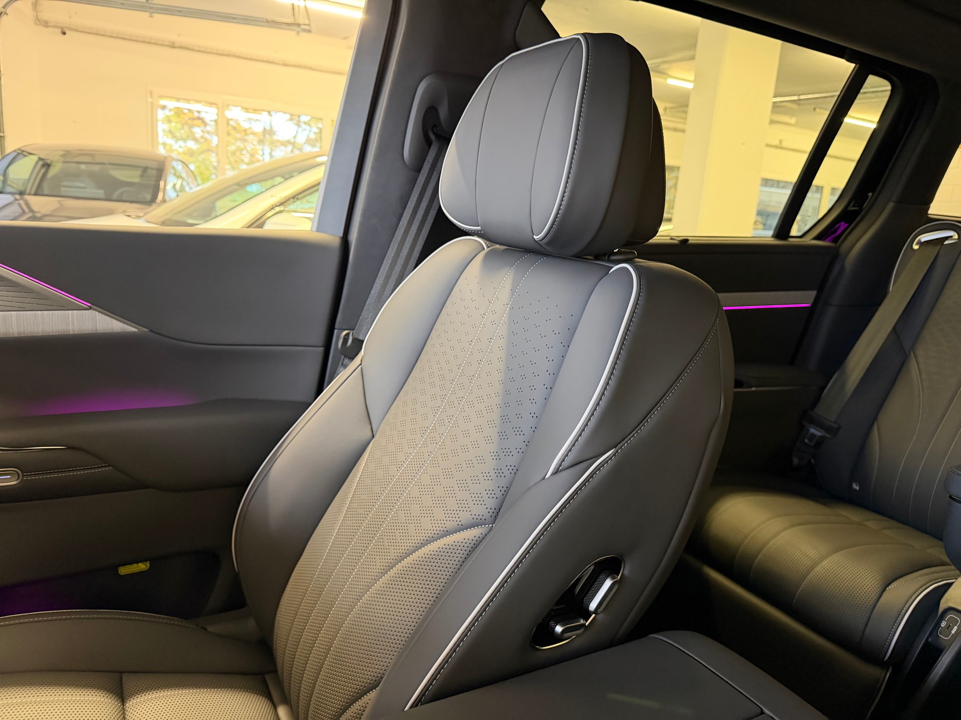 XPENG X9 Performance AWD Midnight Black / AHK / CH Typengenehmigung IVI / an Lager-image-51