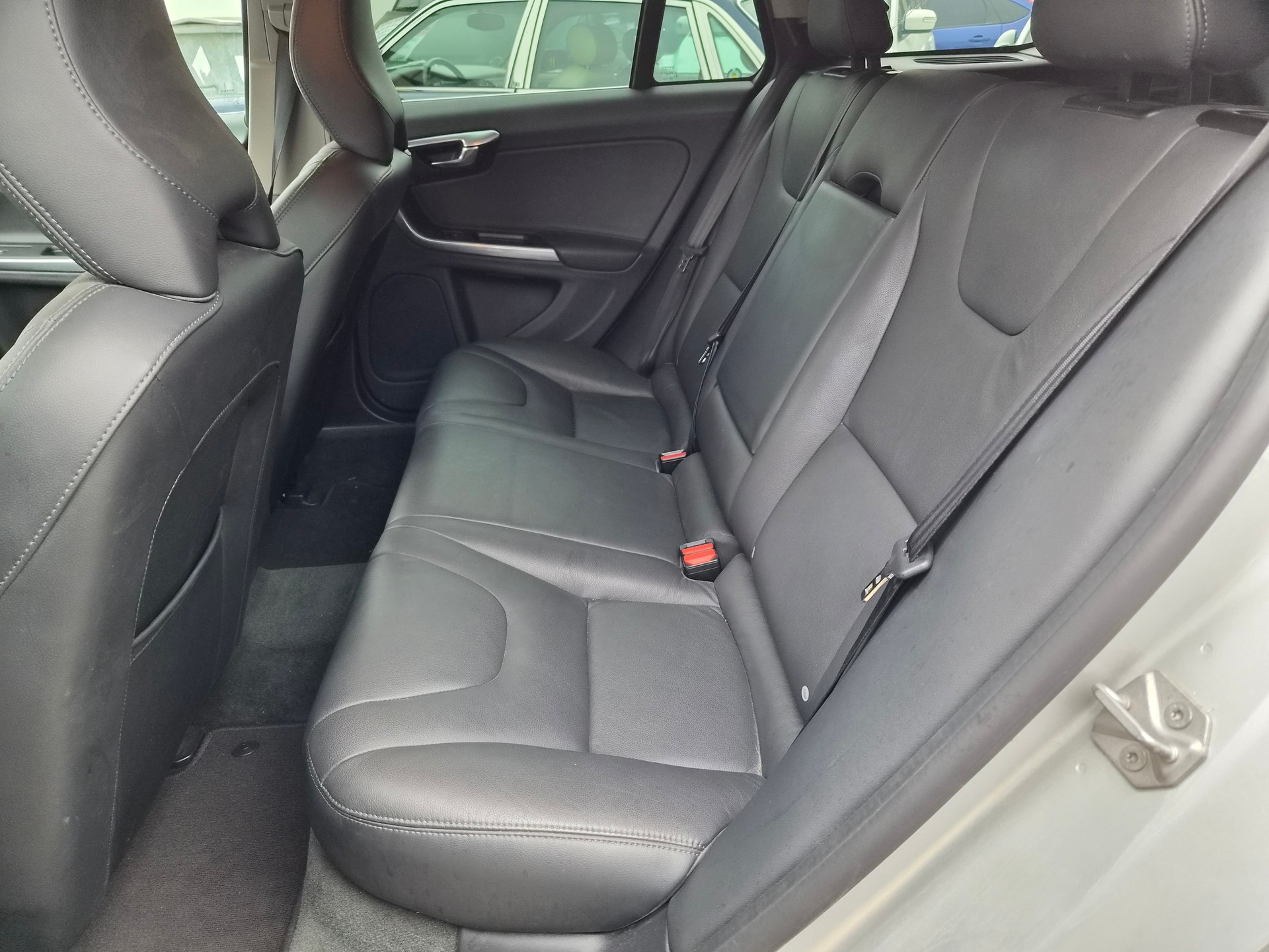 VOLVO V60 D5 AWD Momentum Geartronic-image-8