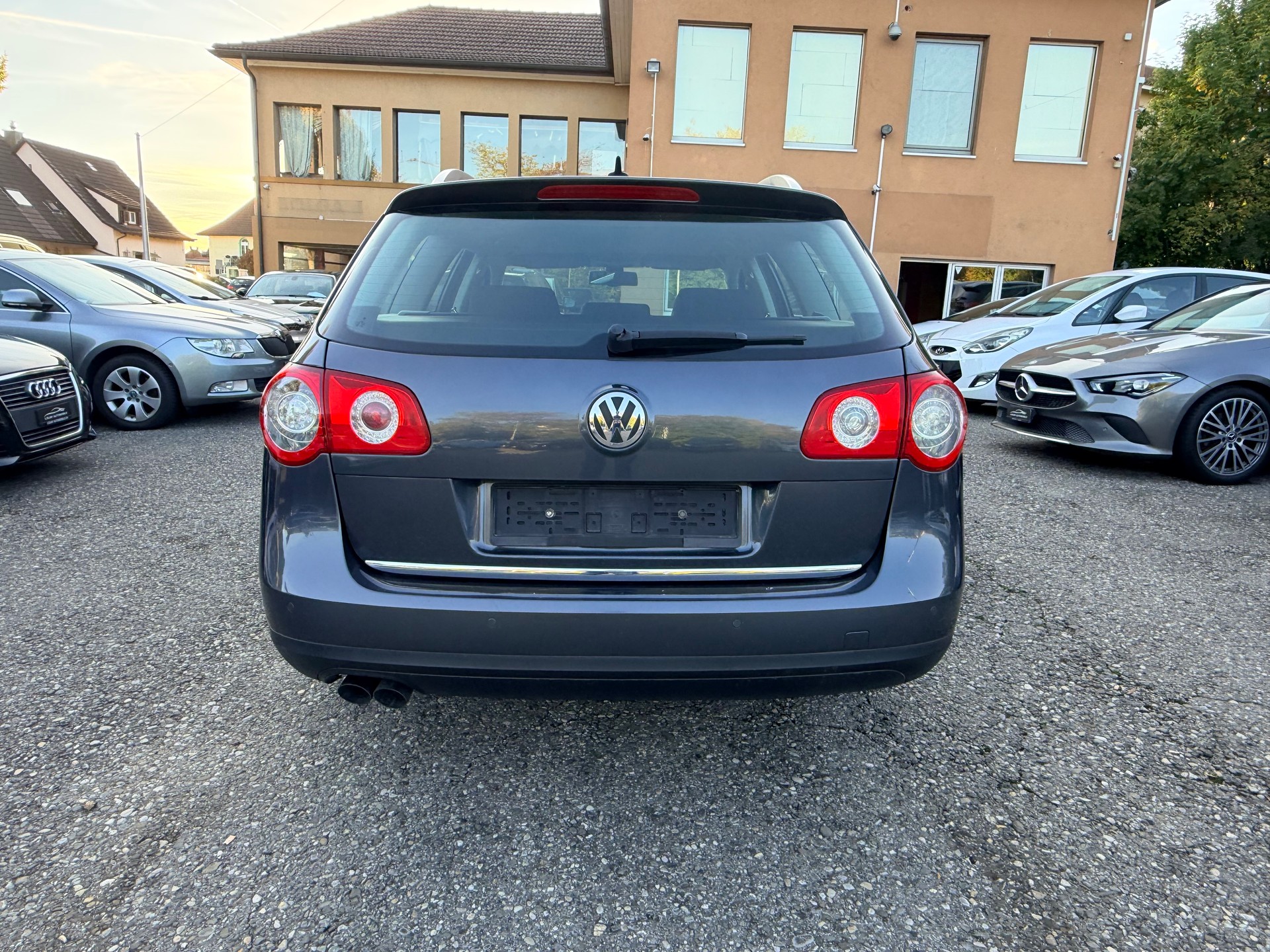 VW Passat Variant 2.0 TDI BlueMotion Trendline-image-8