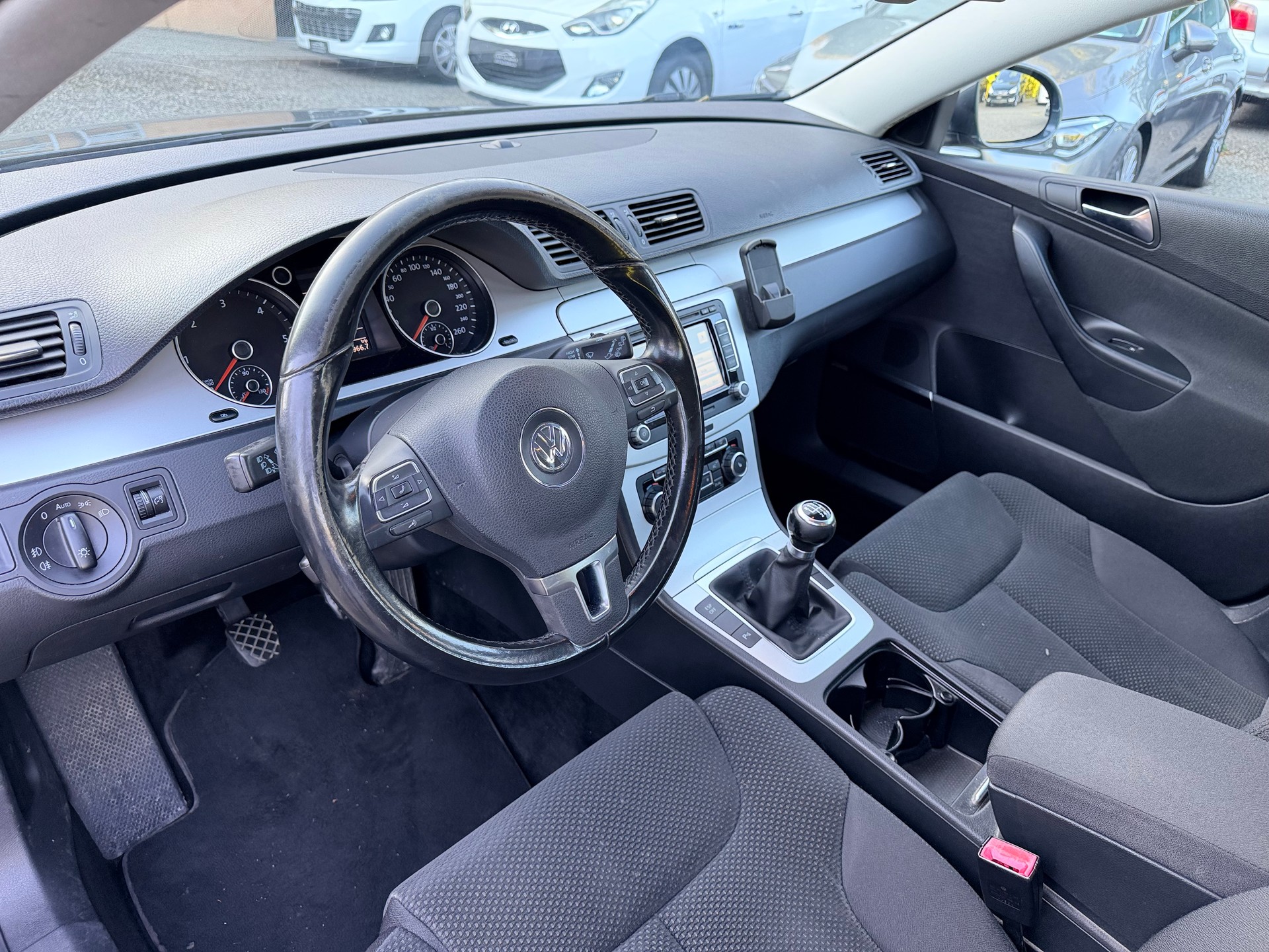 VW Passat Variant 2.0 TDI BlueMotion Trendline-image-16