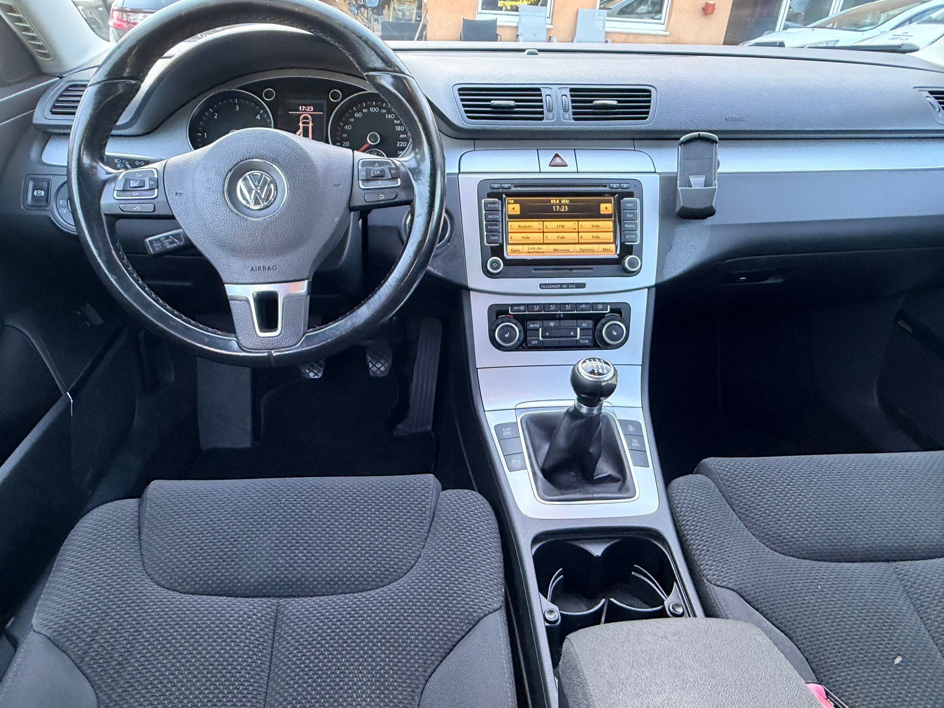VW Passat Variant 2.0 TDI BlueMotion Trendline-image-13