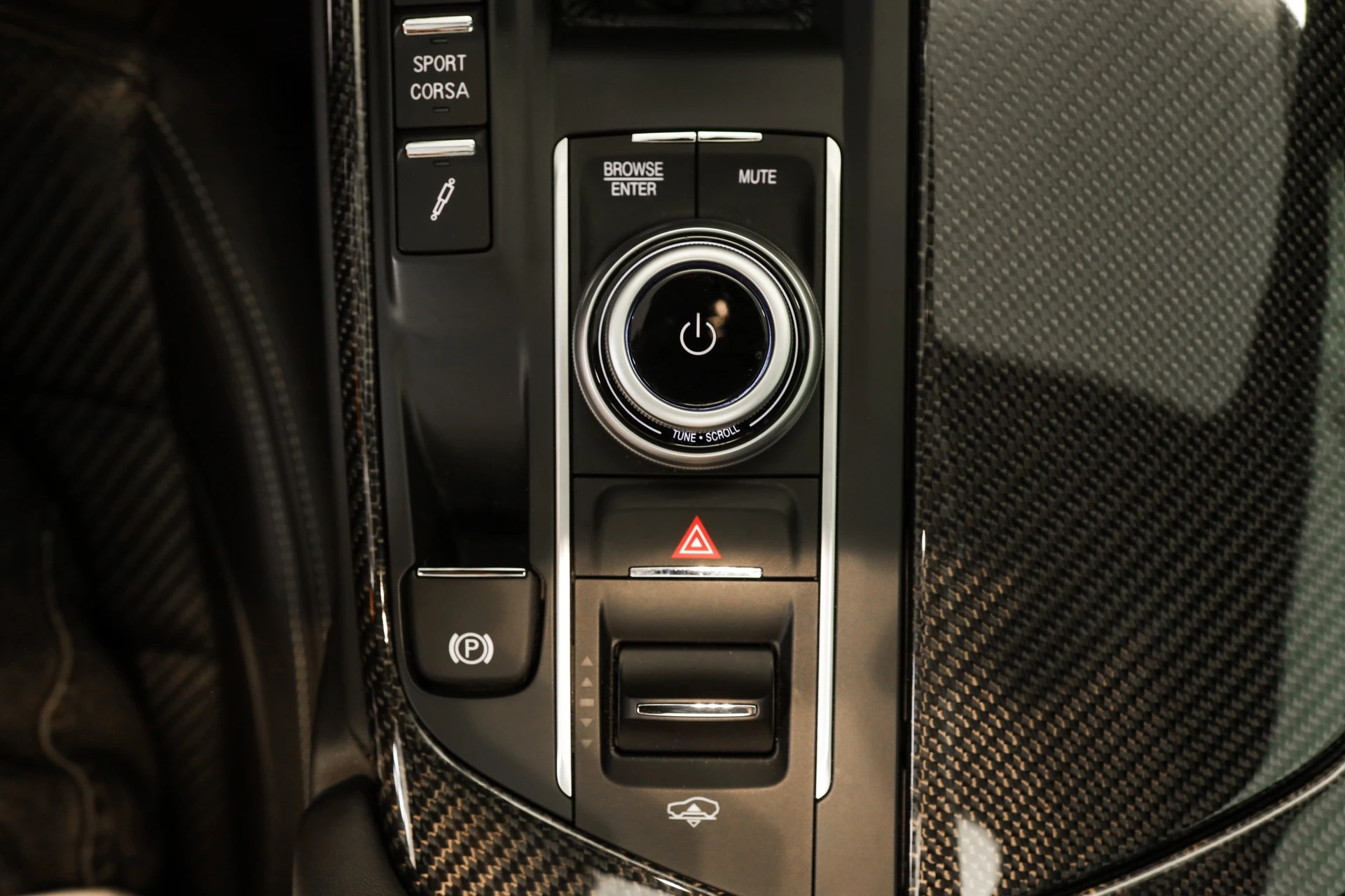 MASERATI Levante 3.8 V8 Trofeo Q4 Automatica • Toit ouvrant • Sièges ventilés • Carbone-image-13