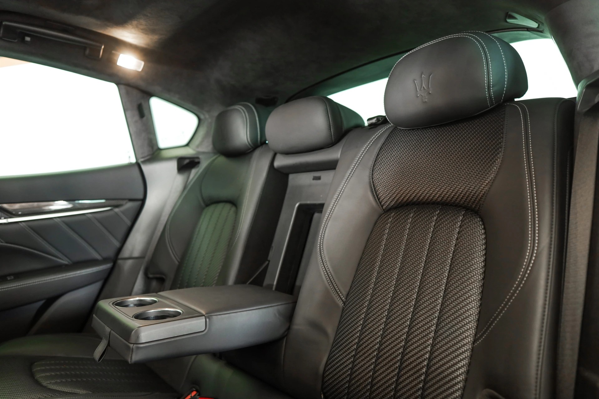 MASERATI Levante 3.8 V8 Trofeo Q4 Automatica • Toit ouvrant • Sièges ventilés • Carbone-image-19