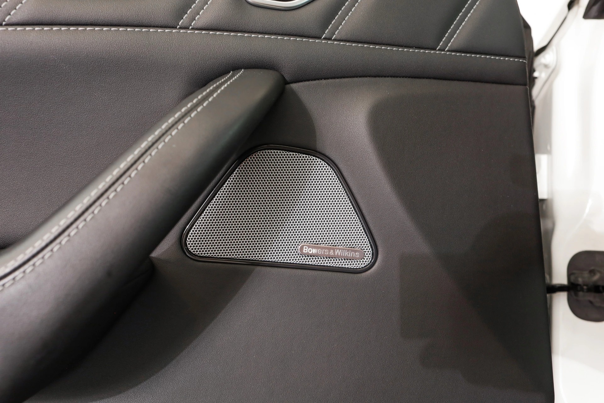 MASERATI Levante 3.8 V8 Trofeo Q4 Automatica • Toit ouvrant • Sièges ventilés • Carbone-image-22