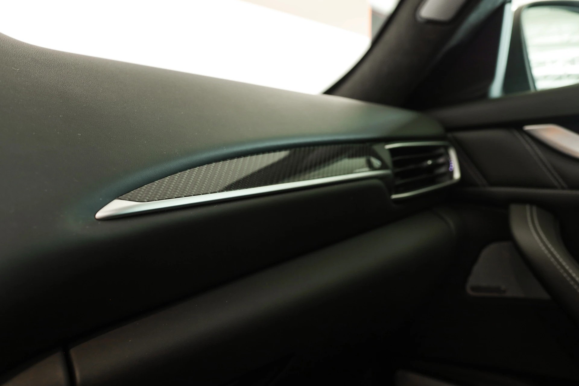 MASERATI Levante 3.8 V8 Trofeo Q4 Automatica • Toit ouvrant • Sièges ventilés • Carbone-image-15