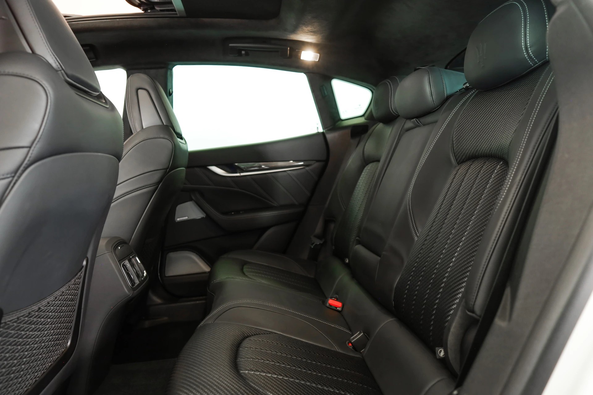 MASERATI Levante 3.8 V8 Trofeo Q4 Automatica • Toit ouvrant • Sièges ventilés • Carbone-image-12