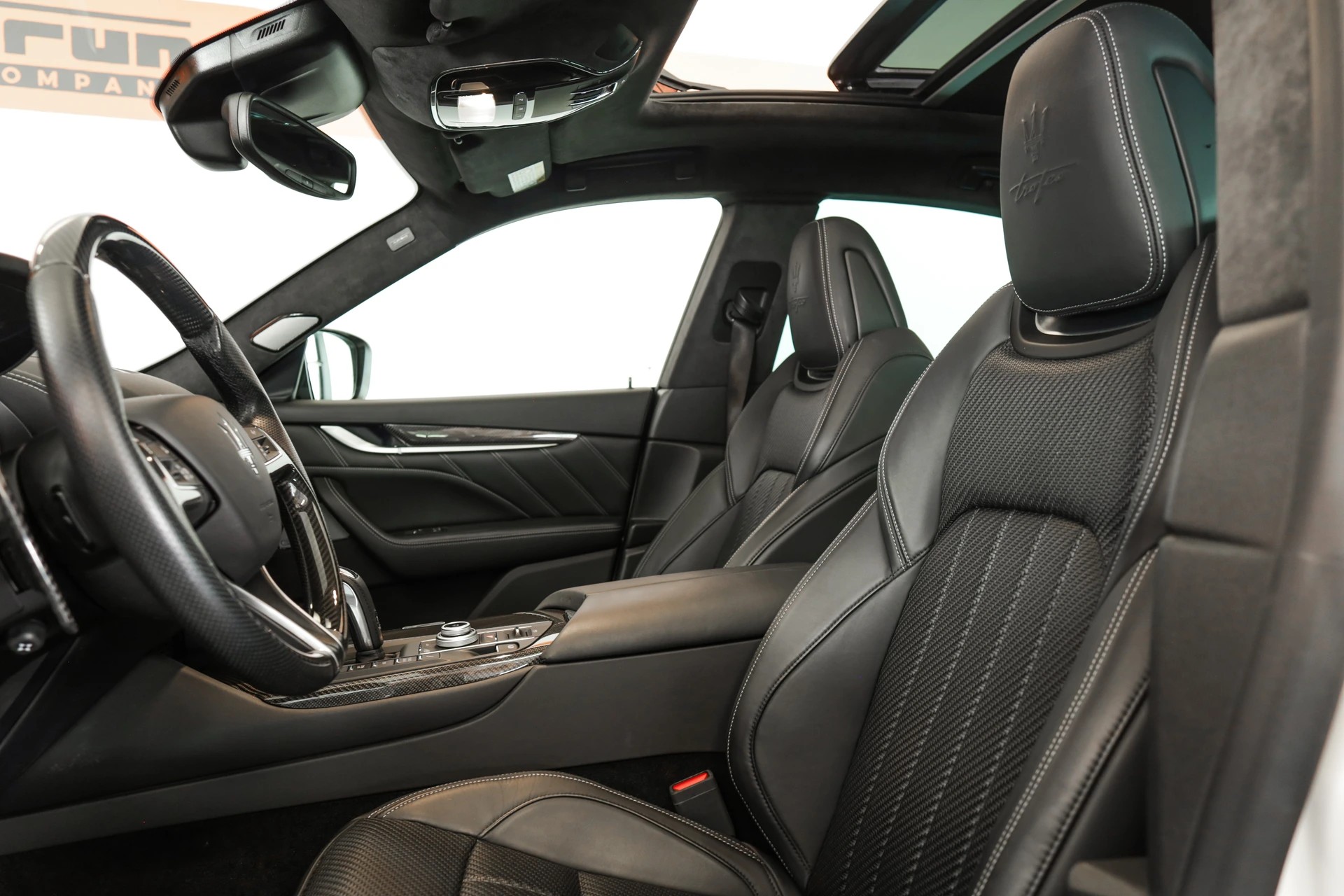 MASERATI Levante 3.8 V8 Trofeo Q4 Automatica • Toit ouvrant • Sièges ventilés • Carbone-image-9