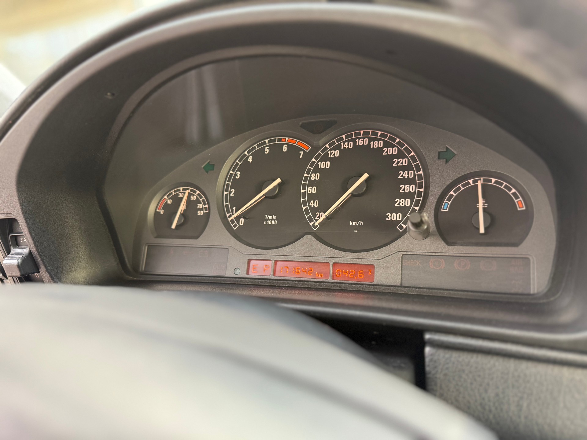 BMW 850i A-image-12