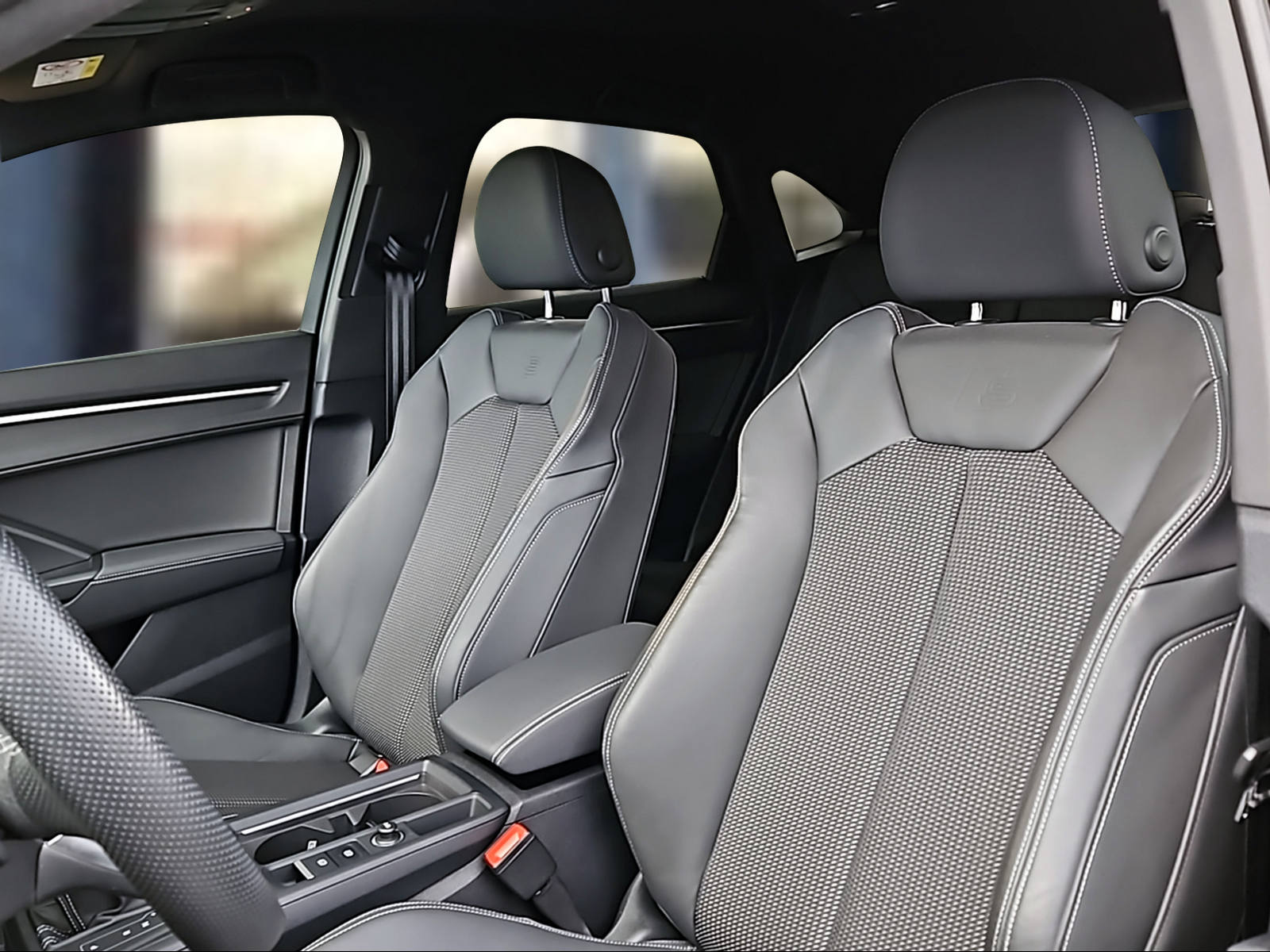 AUDI Q3 Sportback 35 TFSI S line Attraction S-tronic Mythosschwarz Metallic-image-7