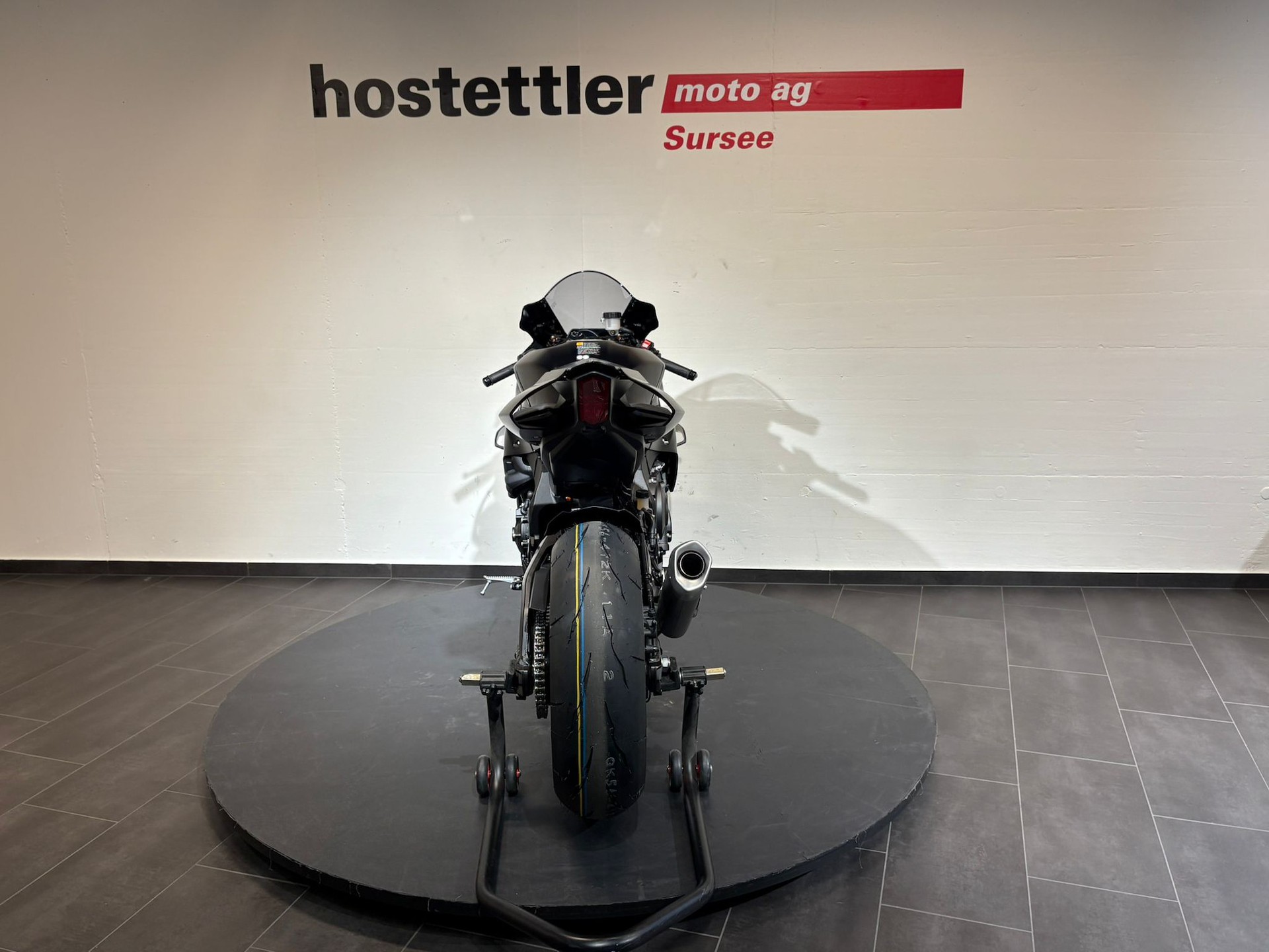 YAMAHA R1 Race-showroom-element-3