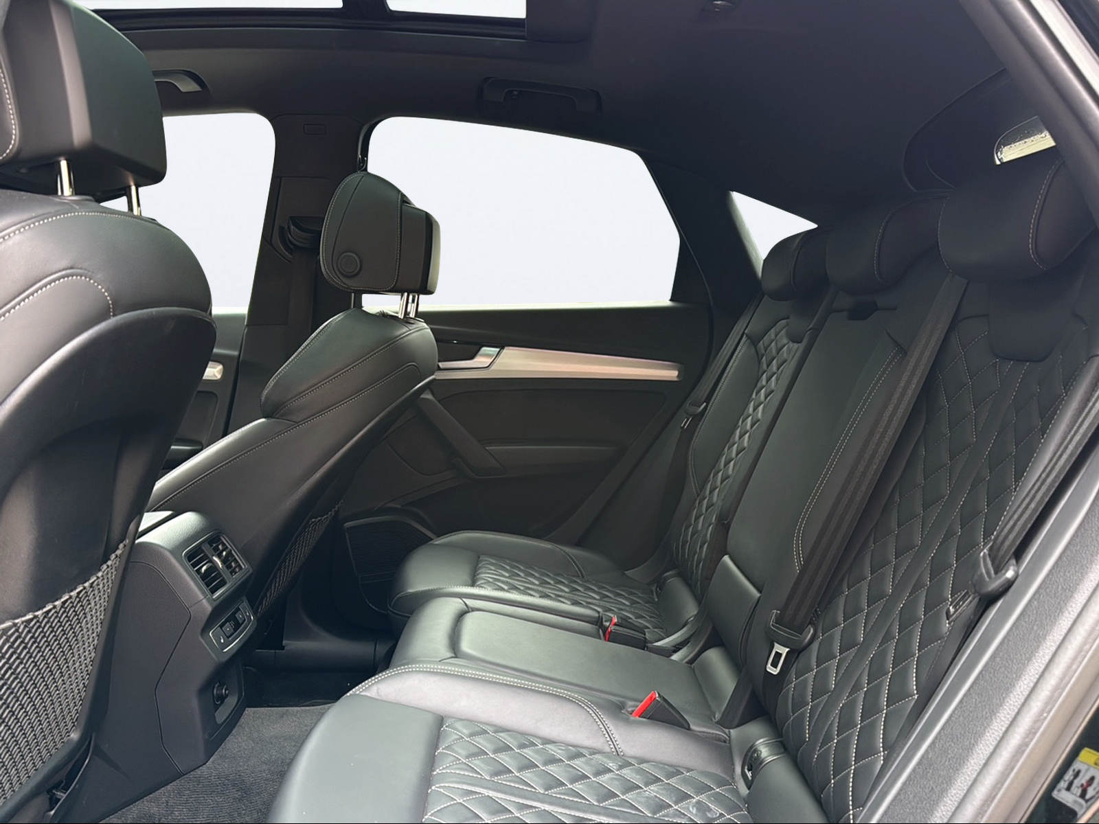 AUDI Q5 Sportback 40 TDI Blackedition quattro S-tronic-image-13
