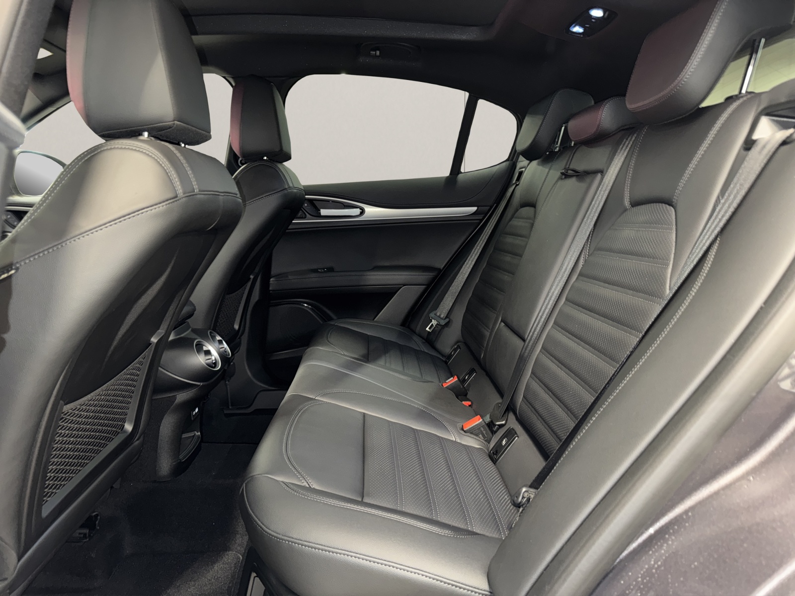 ALFA ROMEO Stelvio 2.0 Q4 280 Veloce-image-4