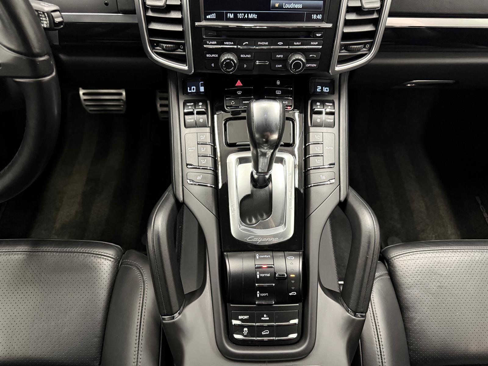 PORSCHE Cayenne 3.0 V6 S Hybrid-image-17