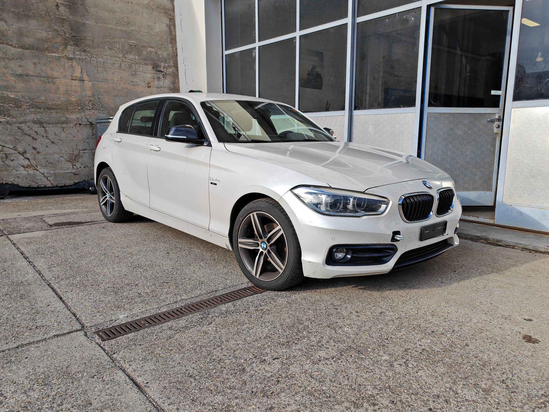 BMW 118i Sport Line-image-0
