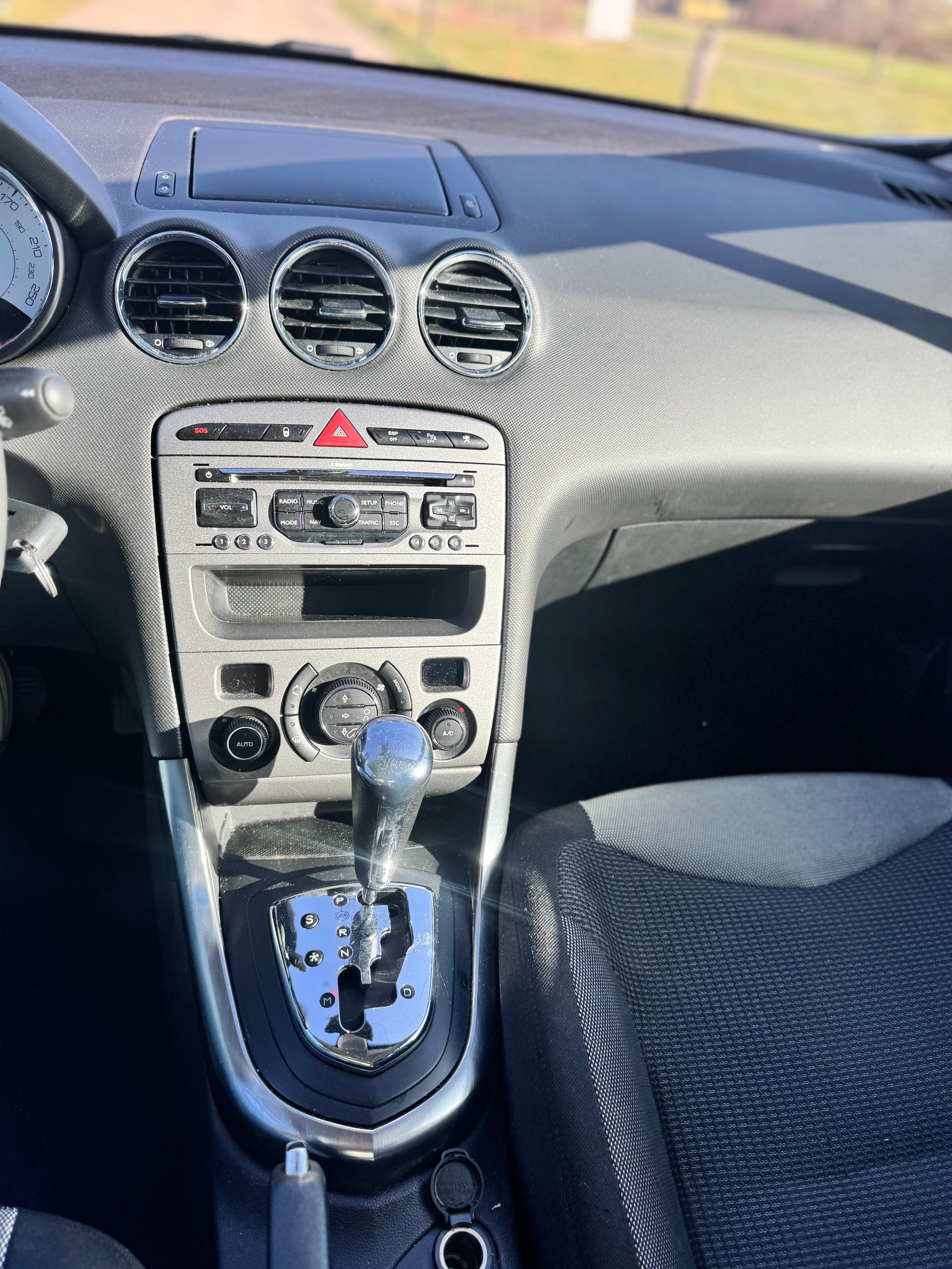 PEUGEOT 308 1.6 16V T Millesim 200 Automatic-image-8