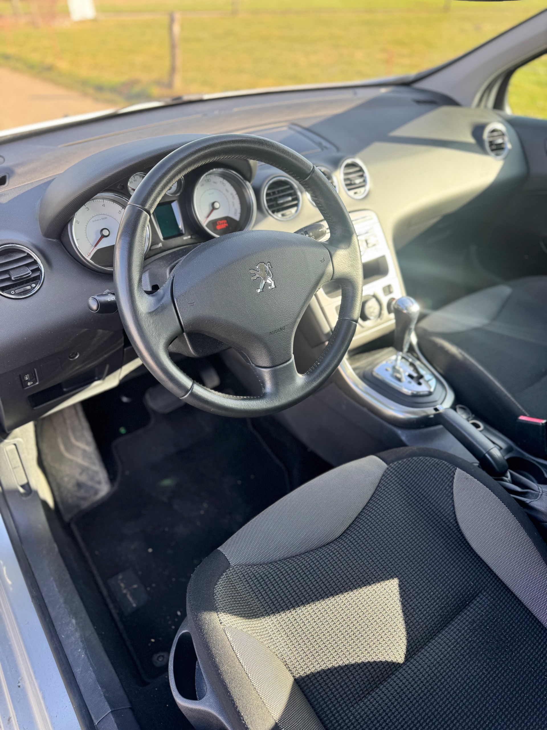 PEUGEOT 308 1.6 16V T Millesim 200 Automatic-image-7
