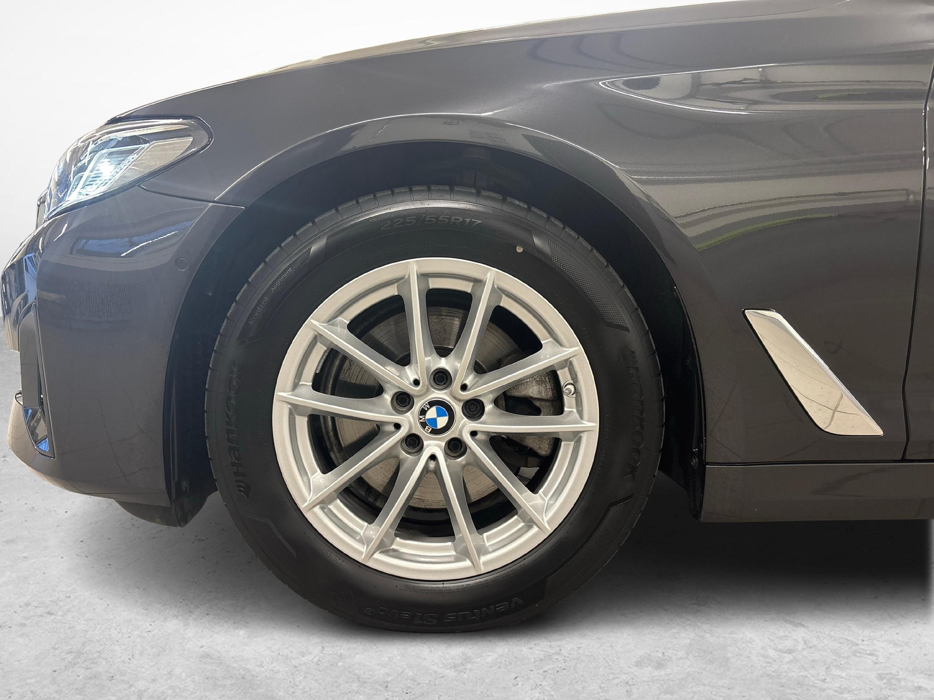 BMW 520d xDrive Touring-image-18