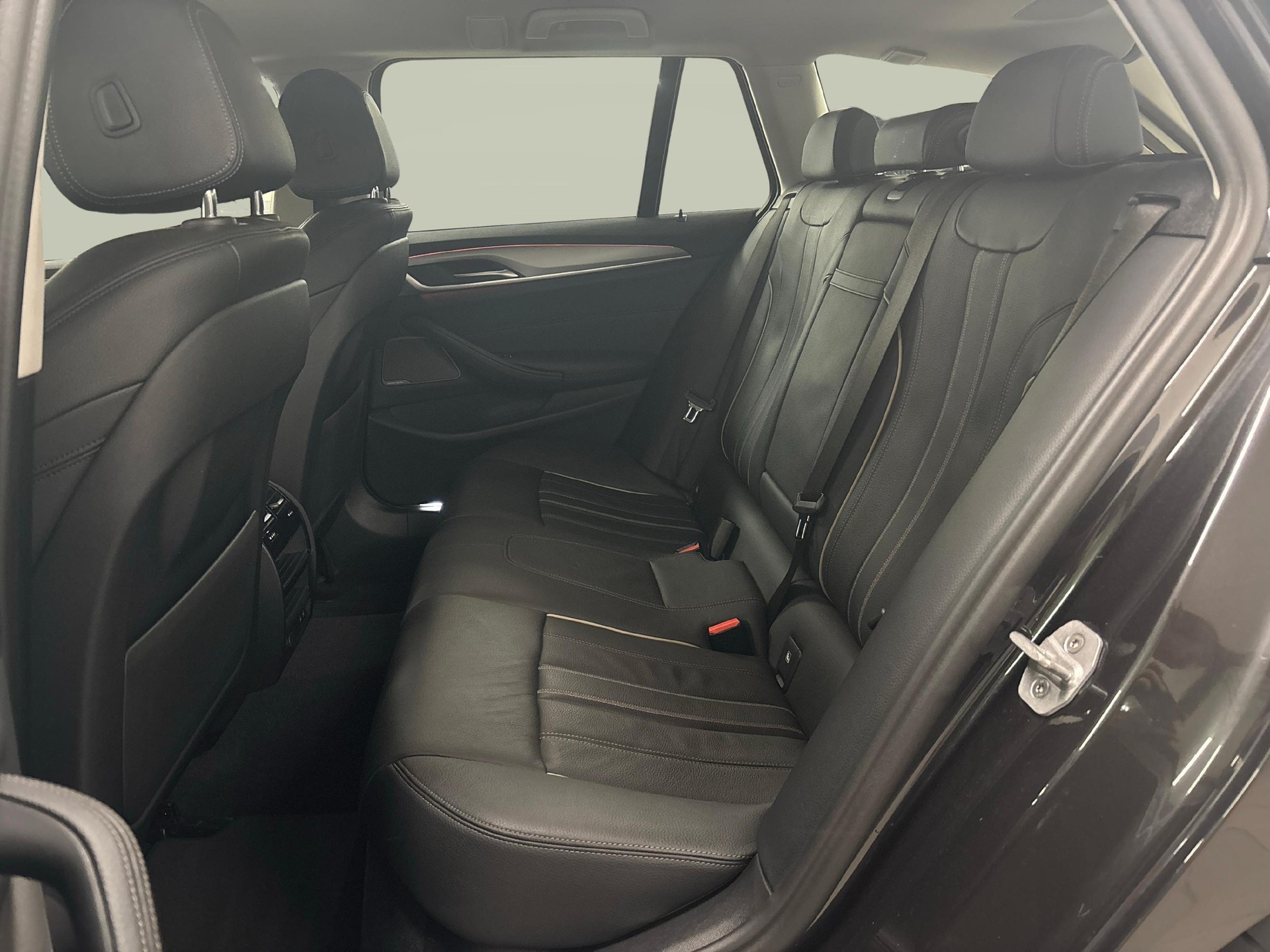 BMW 520d xDrive Touring-image-10