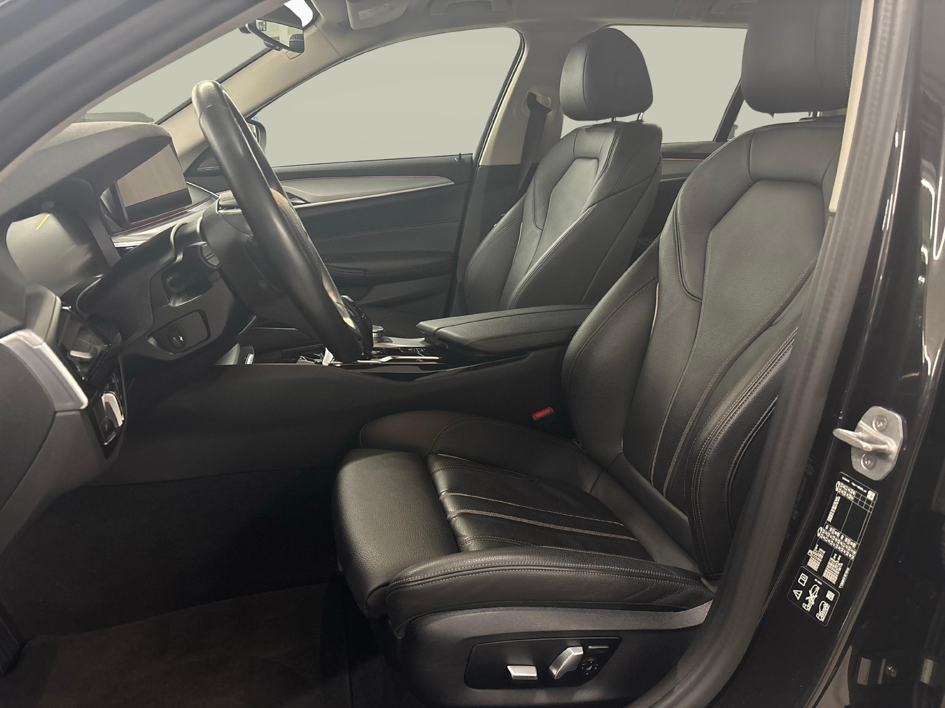 BMW 520d xDrive Touring-image-8