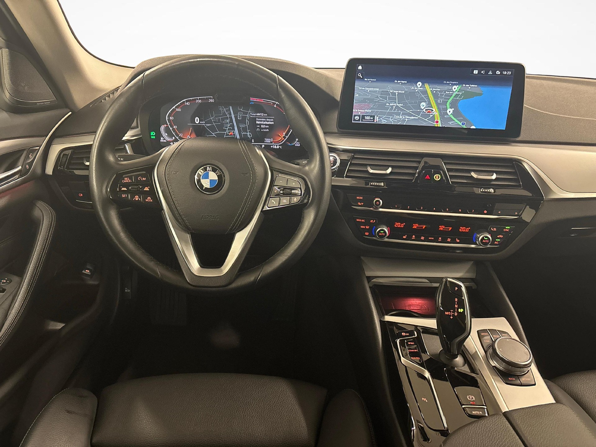 BMW 520d xDrive Touring-image-12
