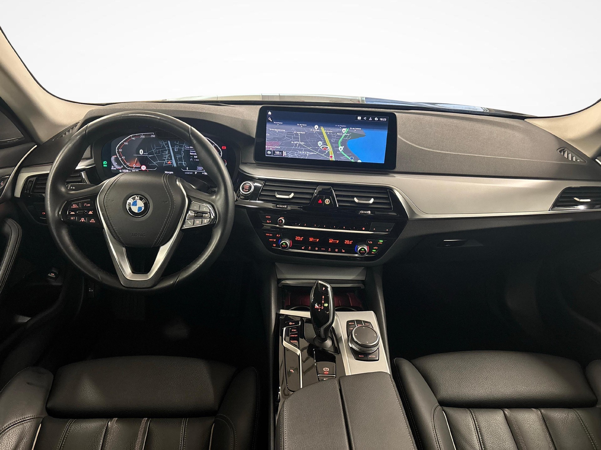 BMW 520d xDrive Touring-image-11