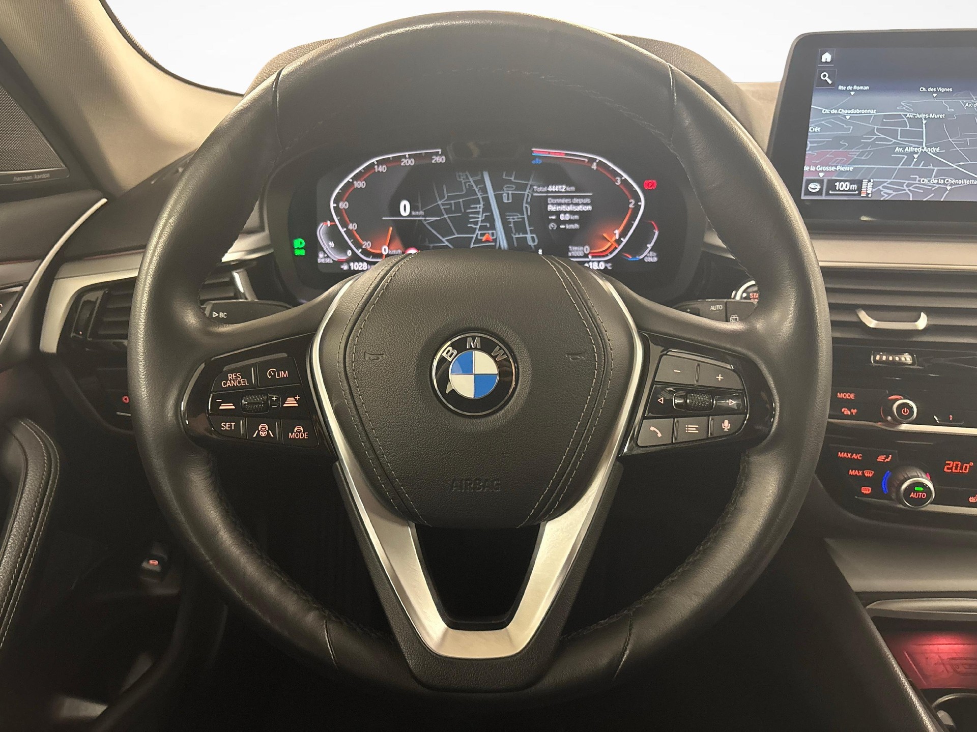 BMW 520d xDrive Touring-image-13
