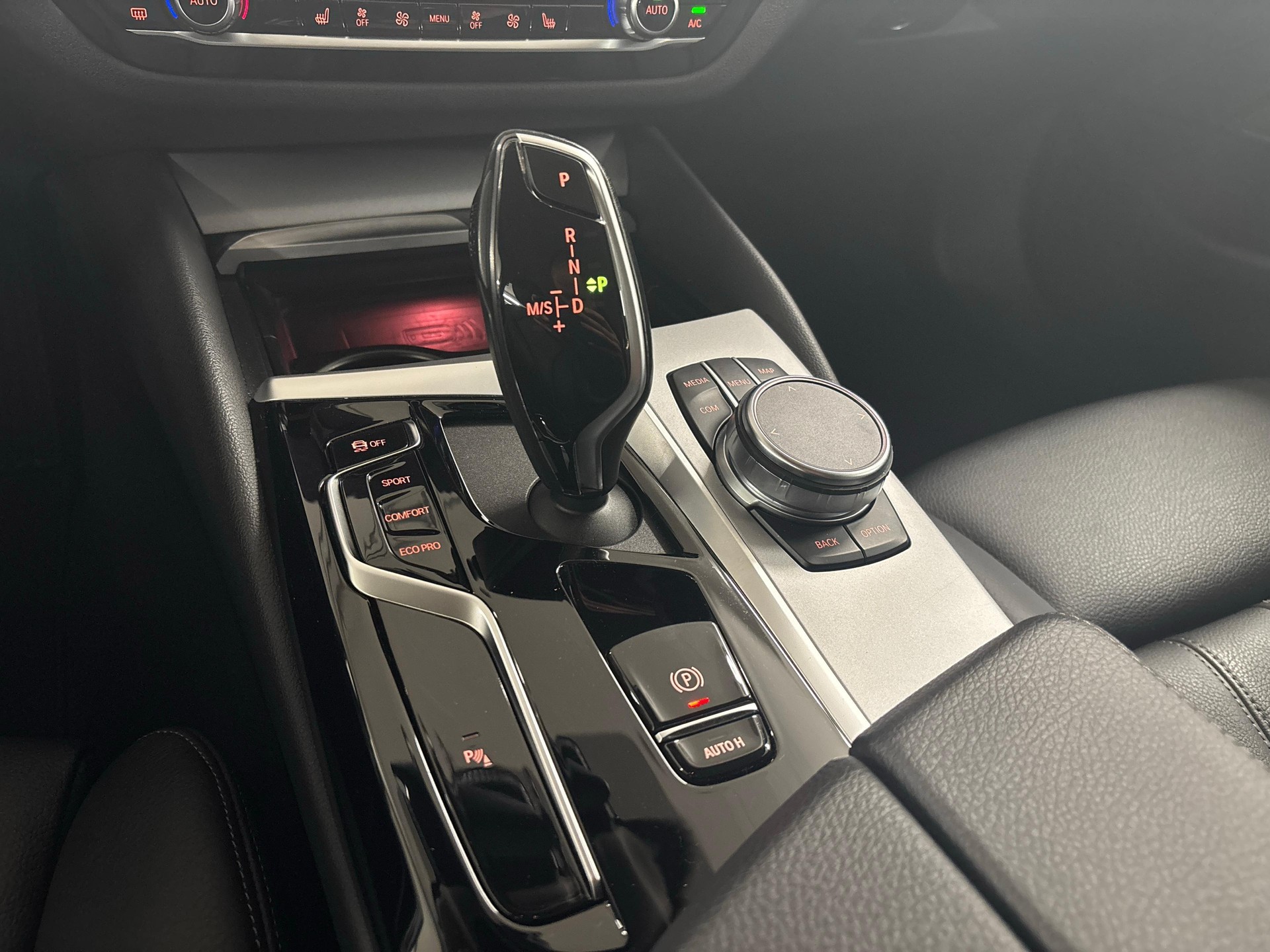 BMW 520d xDrive Touring-image-15
