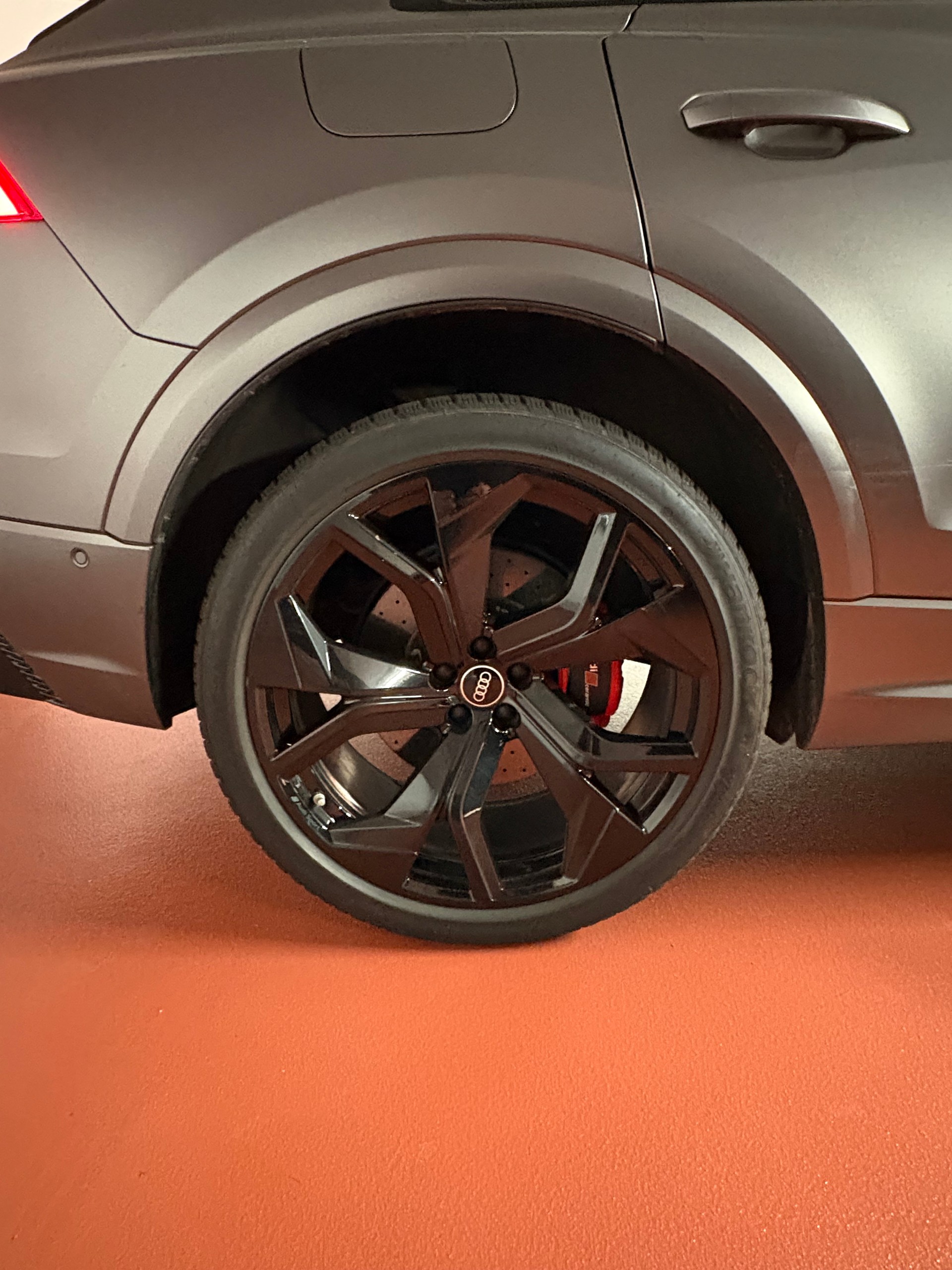 AUDI RSQ8-image-1