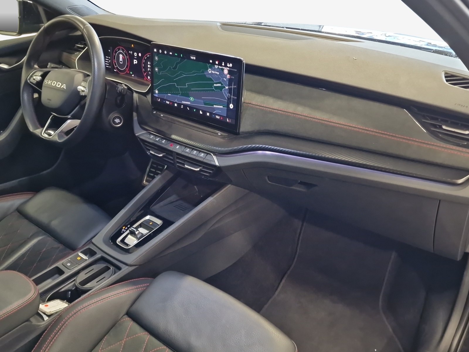 SKODA Octavia Combi 2.0 TSI DSG RS-image-11