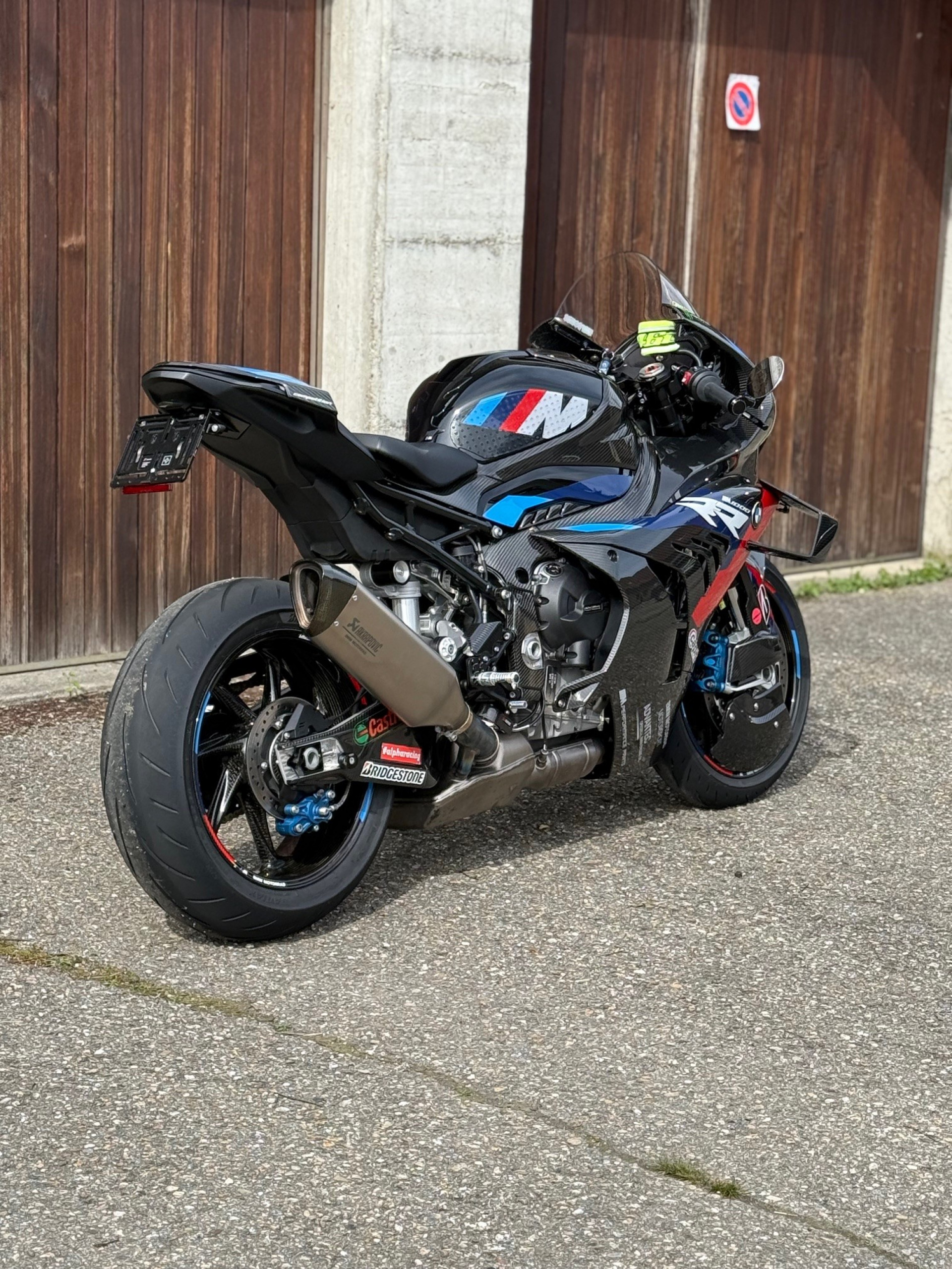 BMW M 1000 RR Competition-showroom-element-2